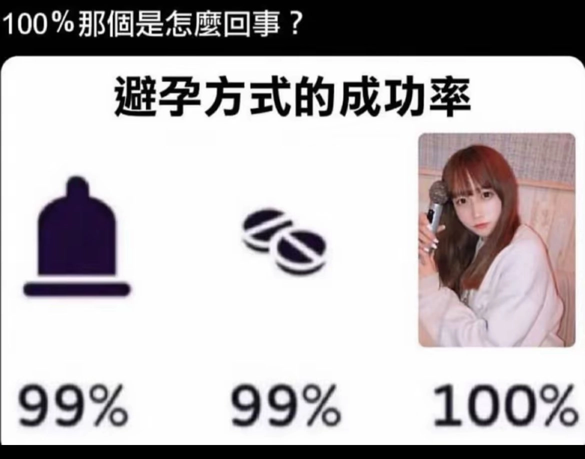 女人拿着麦克风。