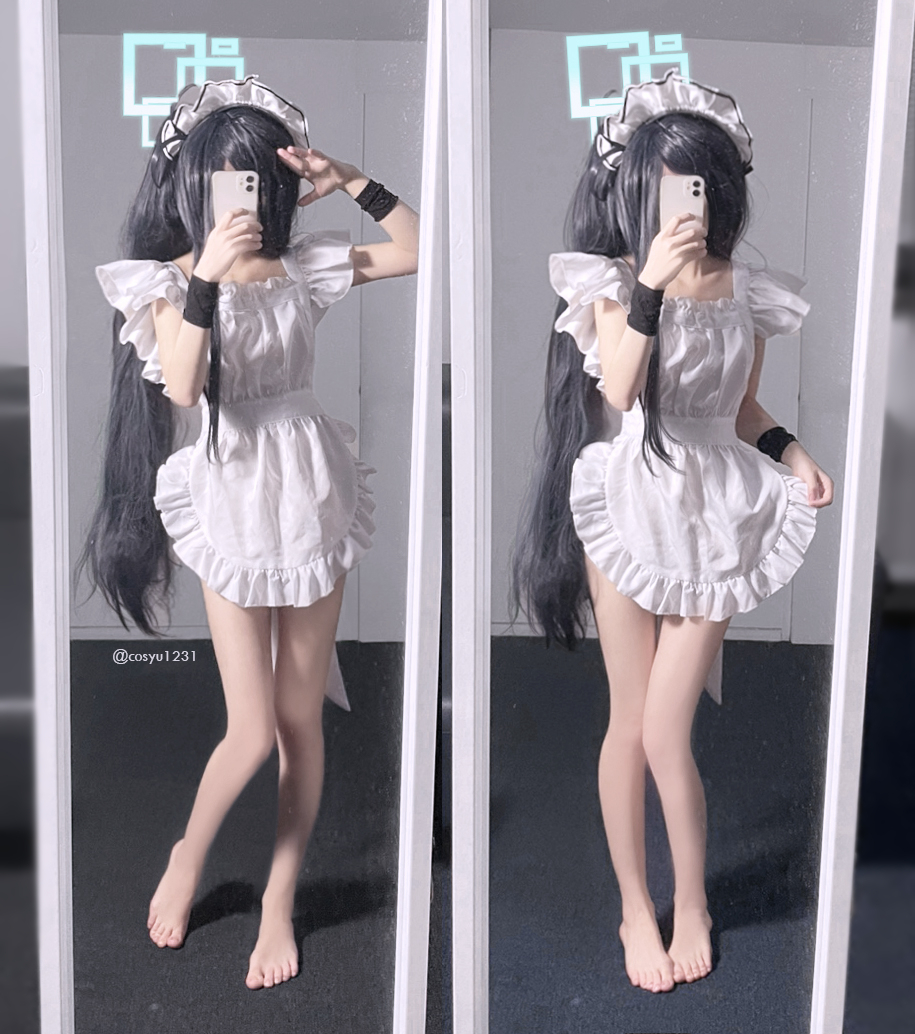 女人在镜子里拍自拍。