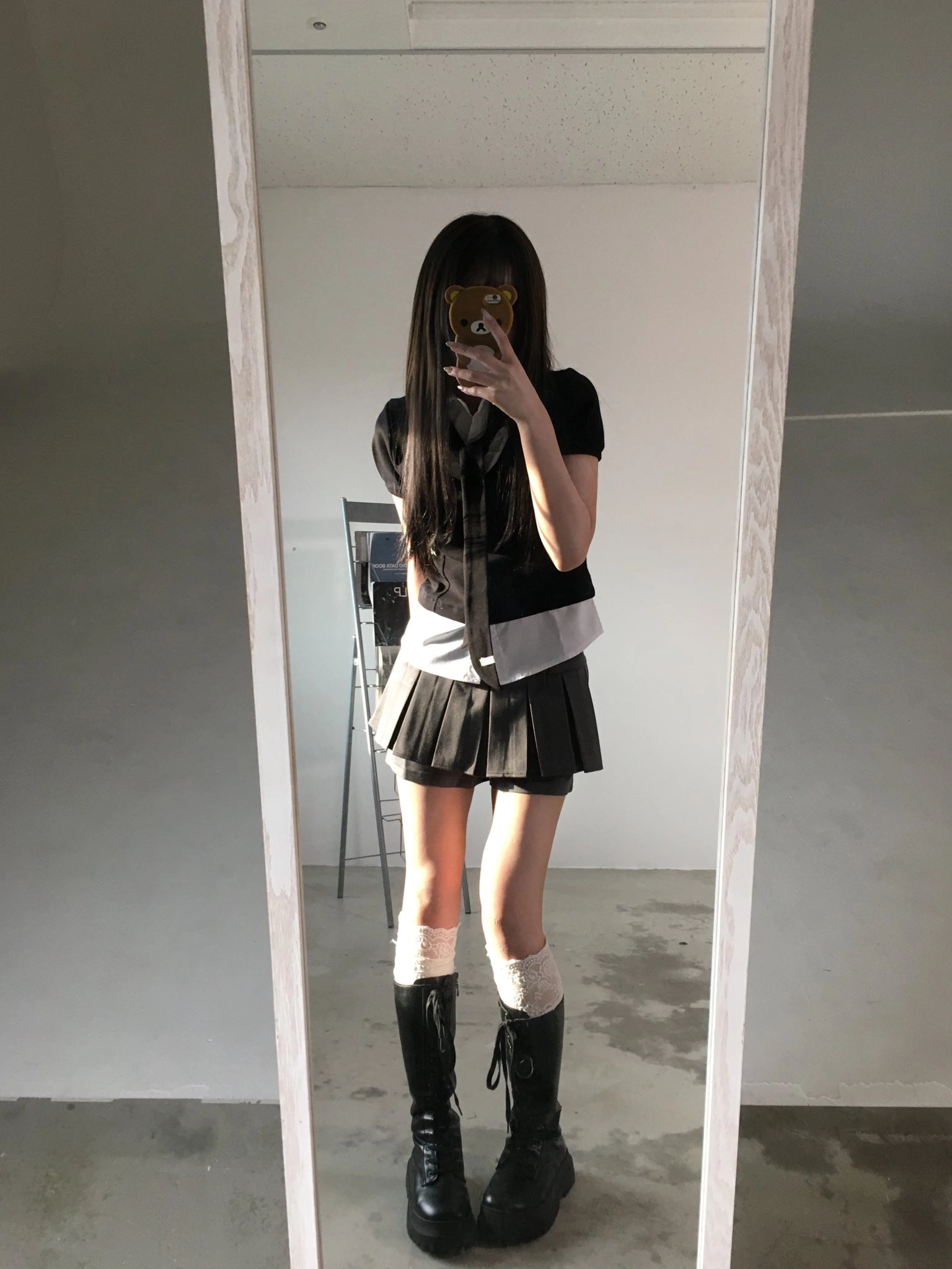 女人在镜子前拍自拍。