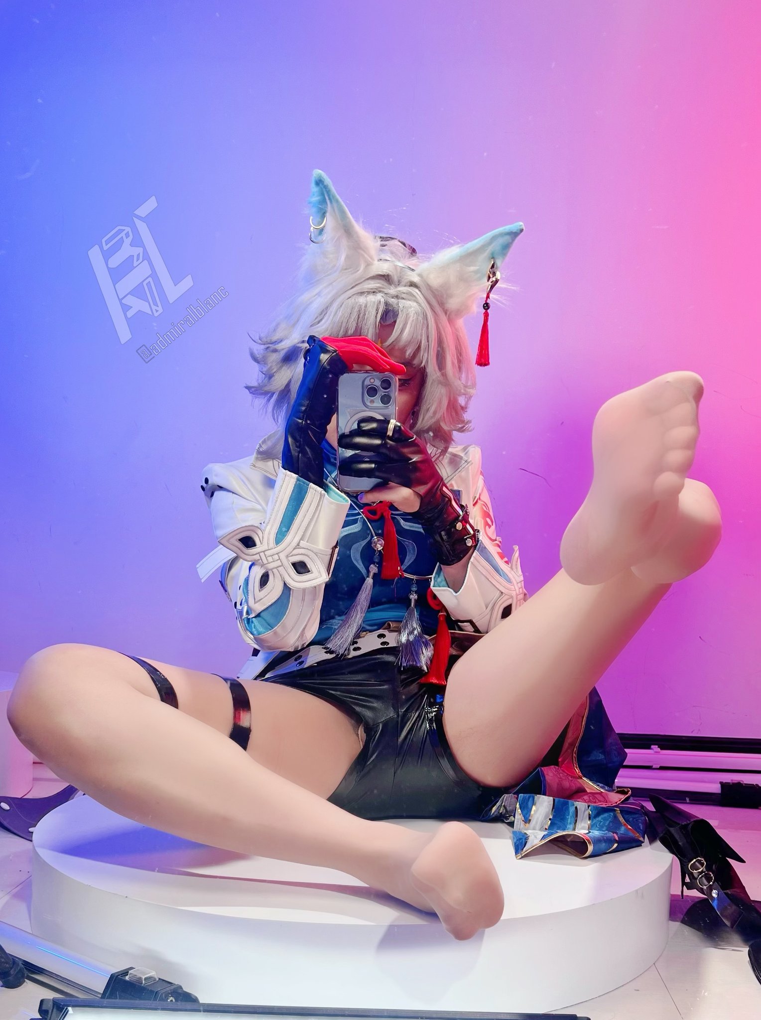 人拍了一张脚的照片。