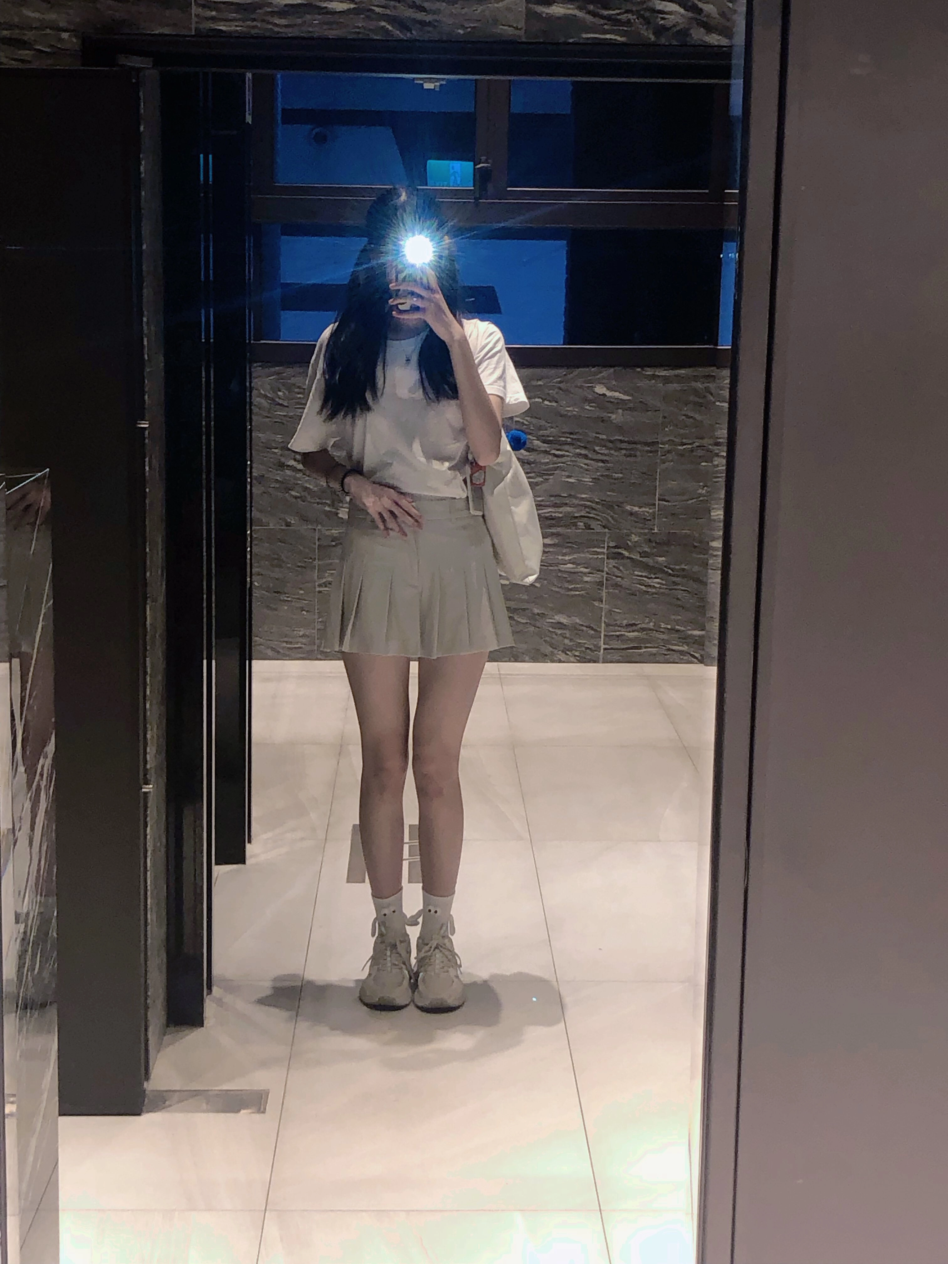 女人在镜子里拍自拍。