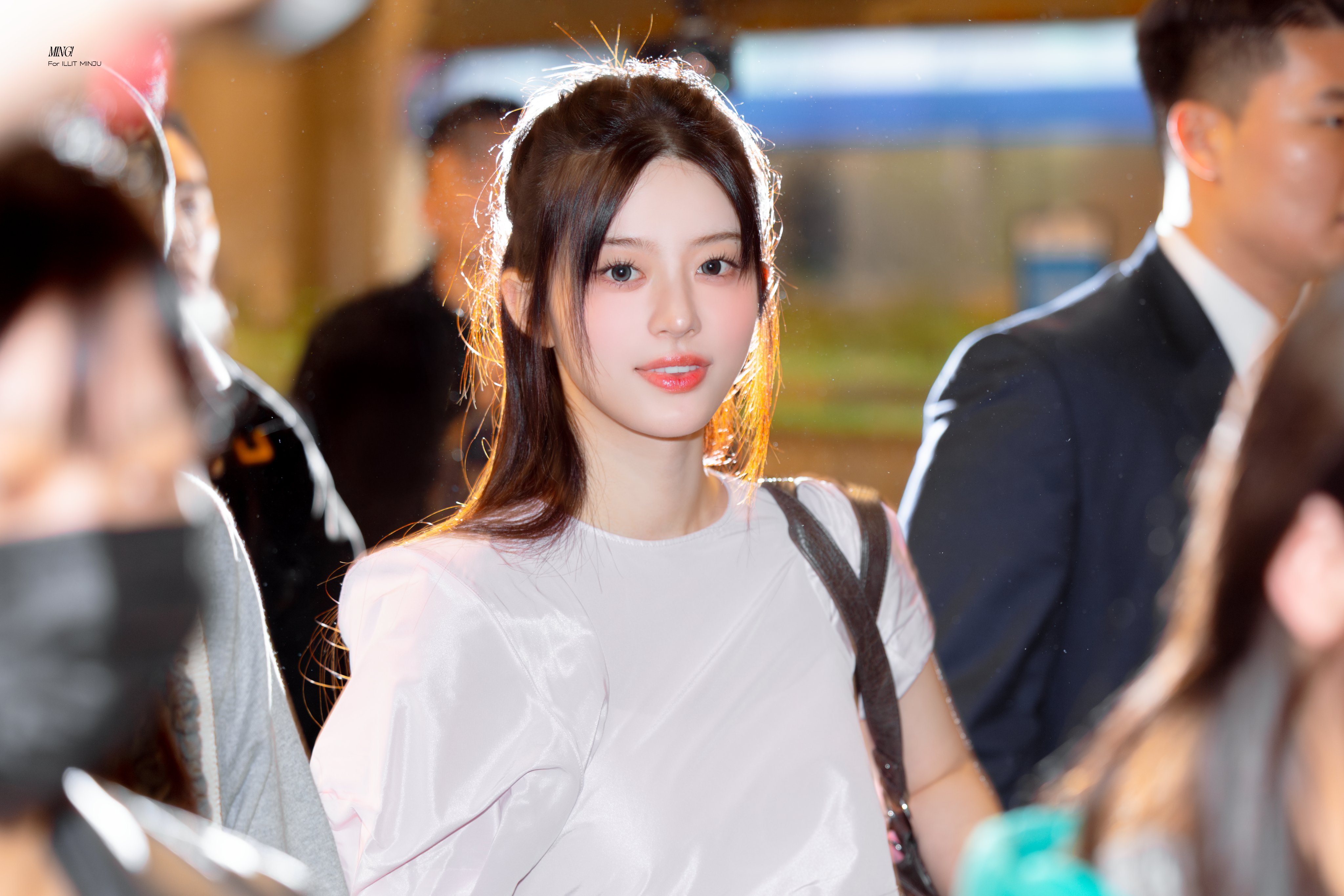 女人穿着一件白色衬衫和一件棕色钱包。