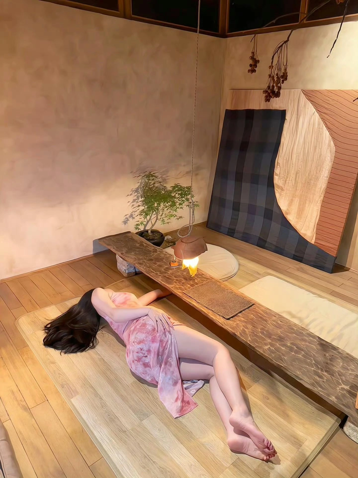 穿红色衣服的女人躺在一张木凳上。