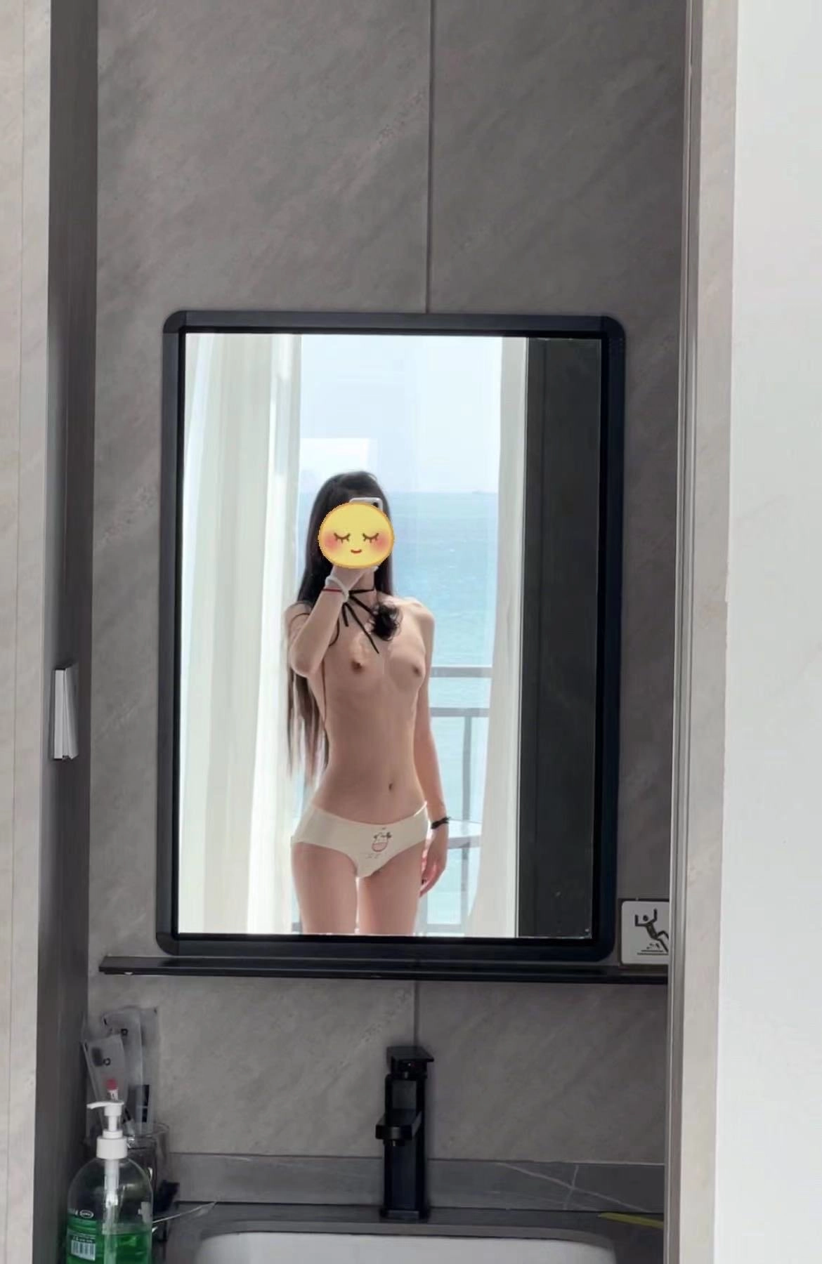 女人在浴室镜子里拍自拍。