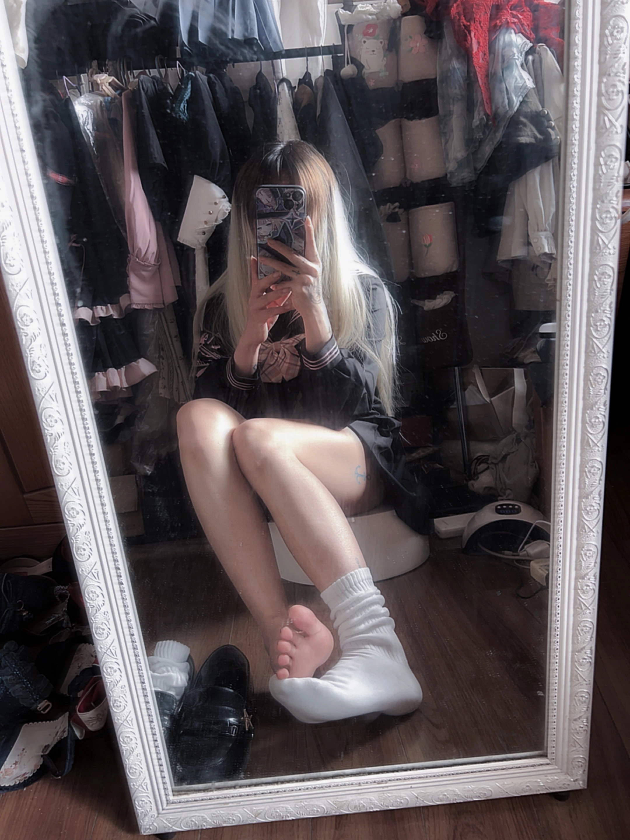 女人在镜子前拍自拍。