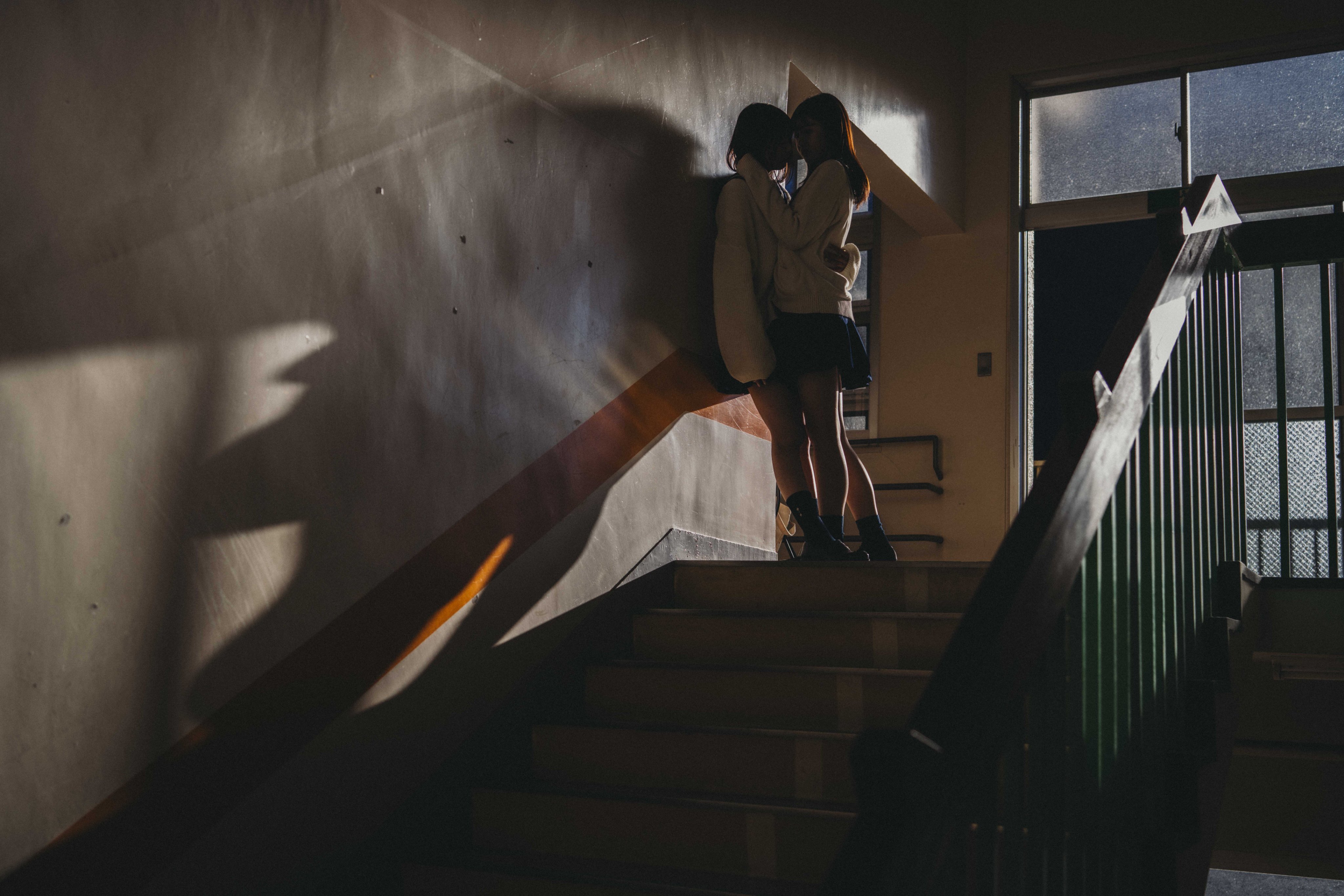 两个女孩在教室里接吻。