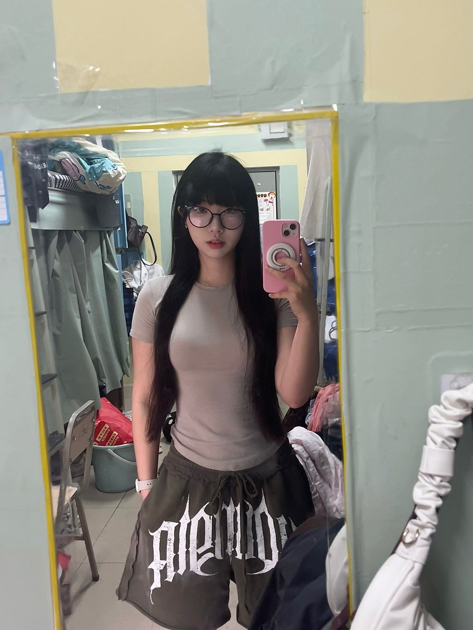 女人在镜子前拍个自拍。