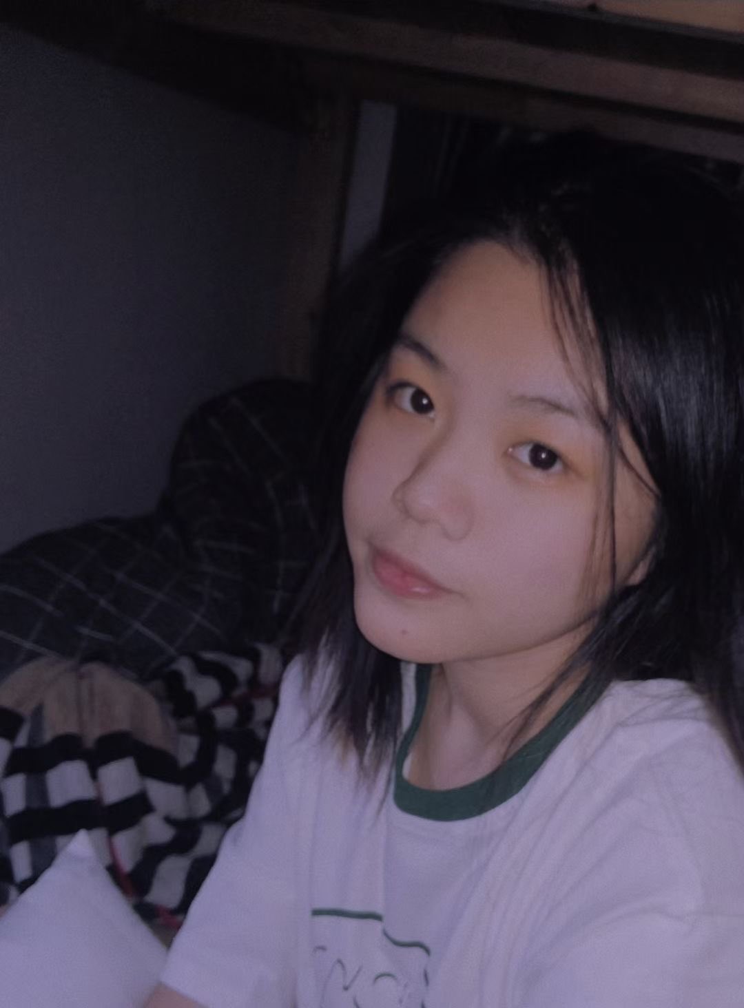 黑头发的女人和一件绿色的衬衫。