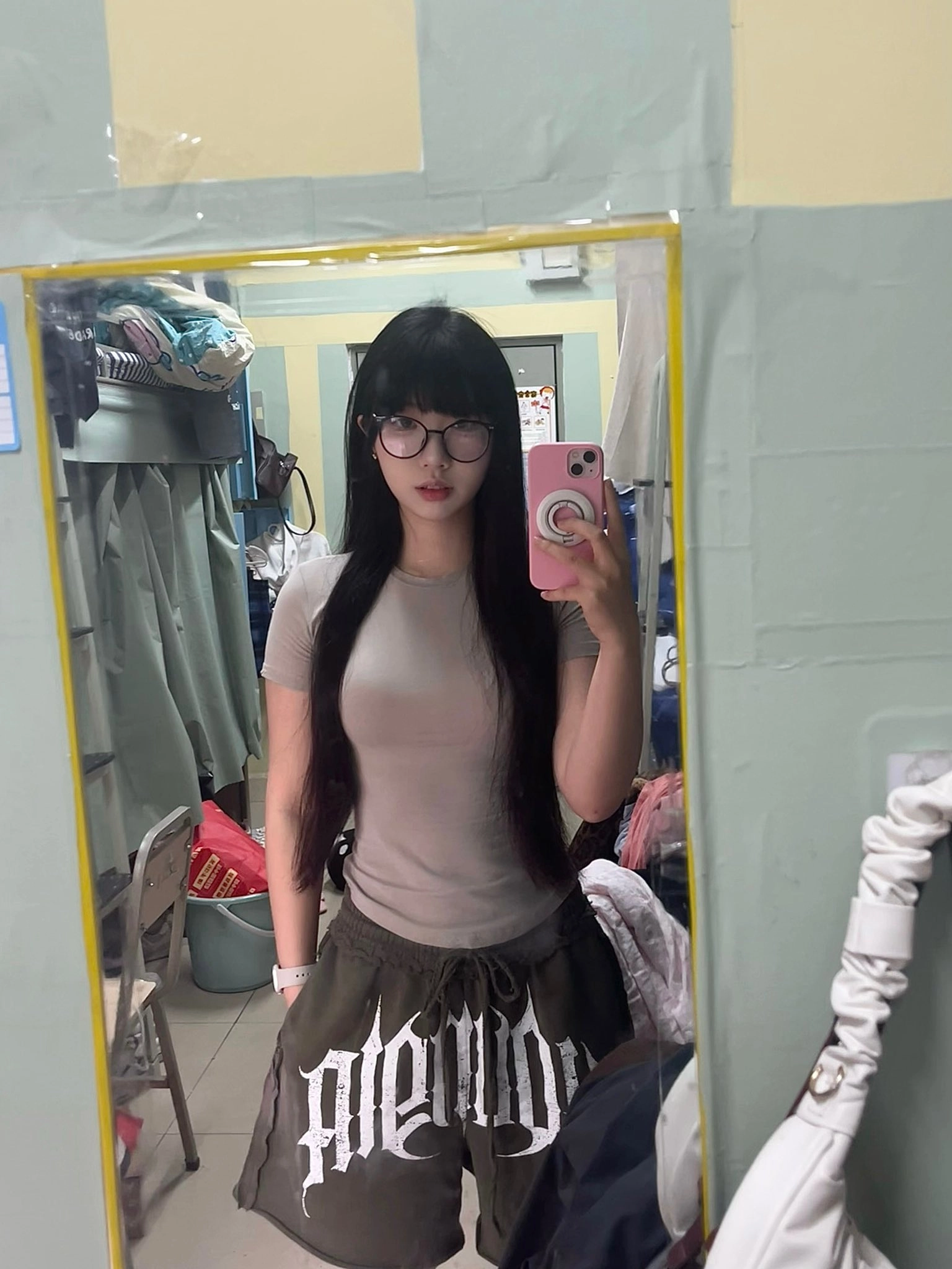 女人在镜子前拍个自拍。