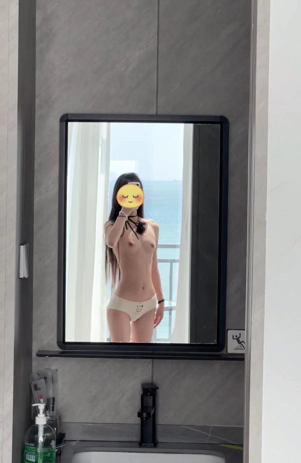 女人在浴室镜子里拍自拍。