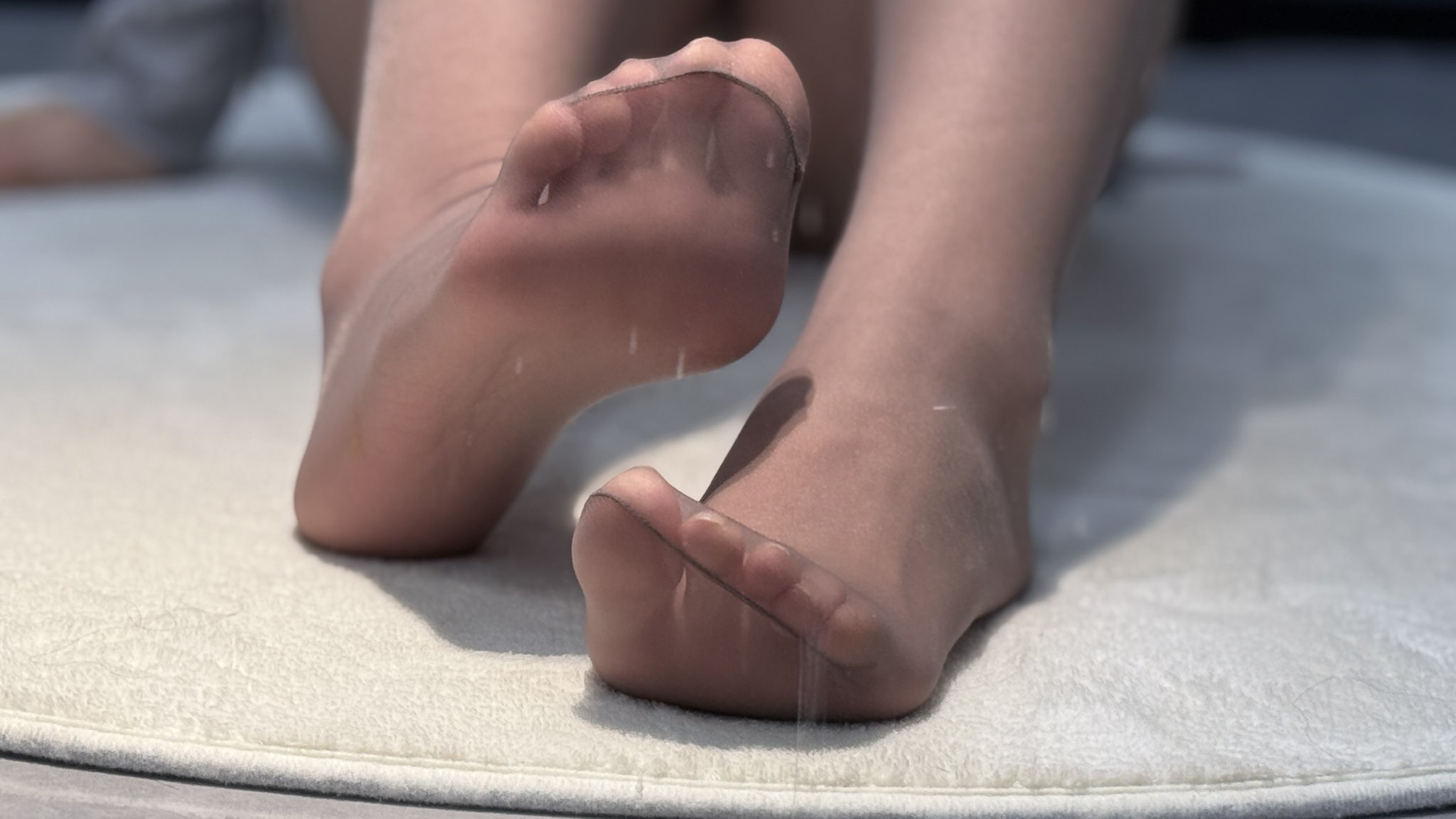 女人的脚是湿的。