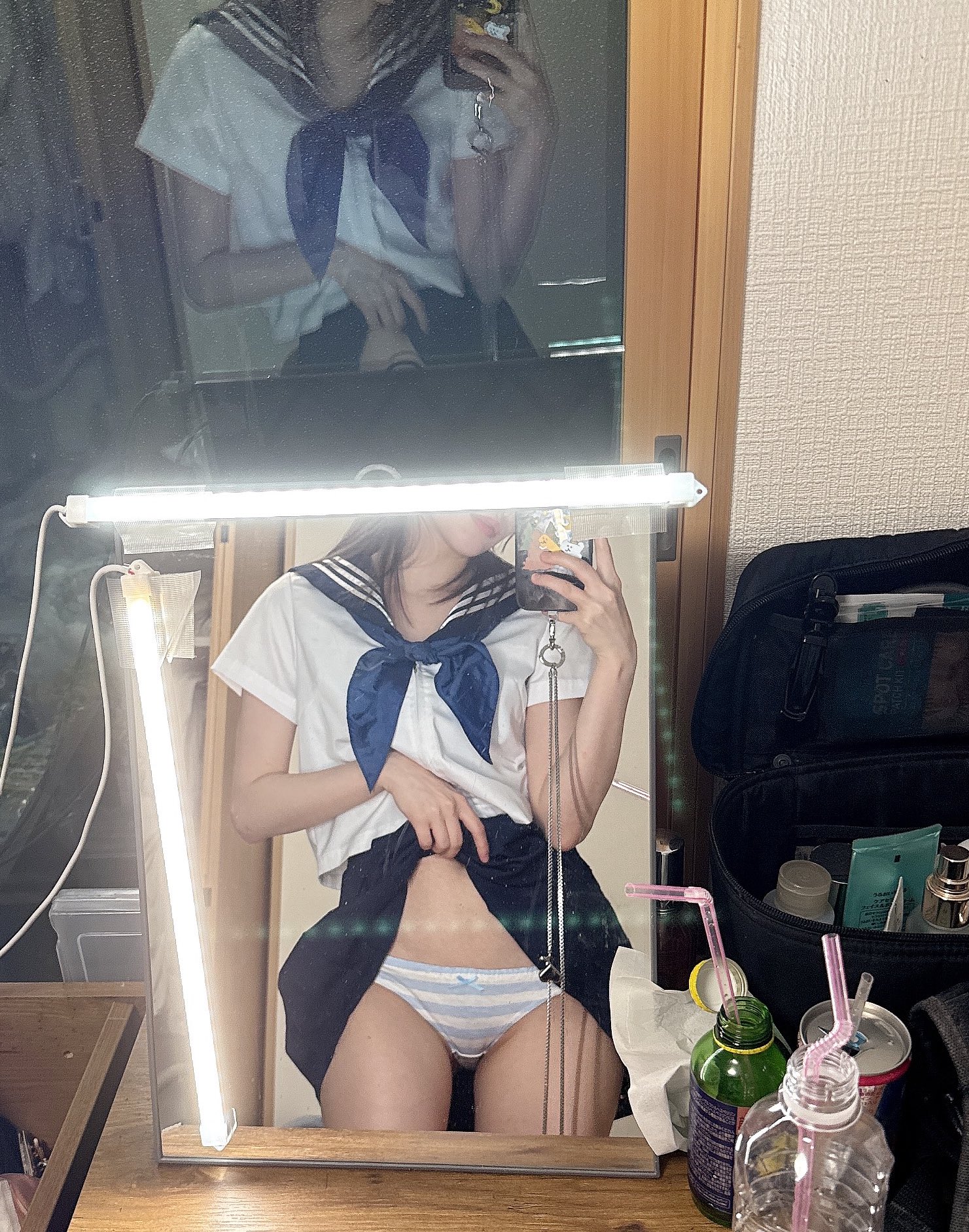 女人在镜子里拍自拍。