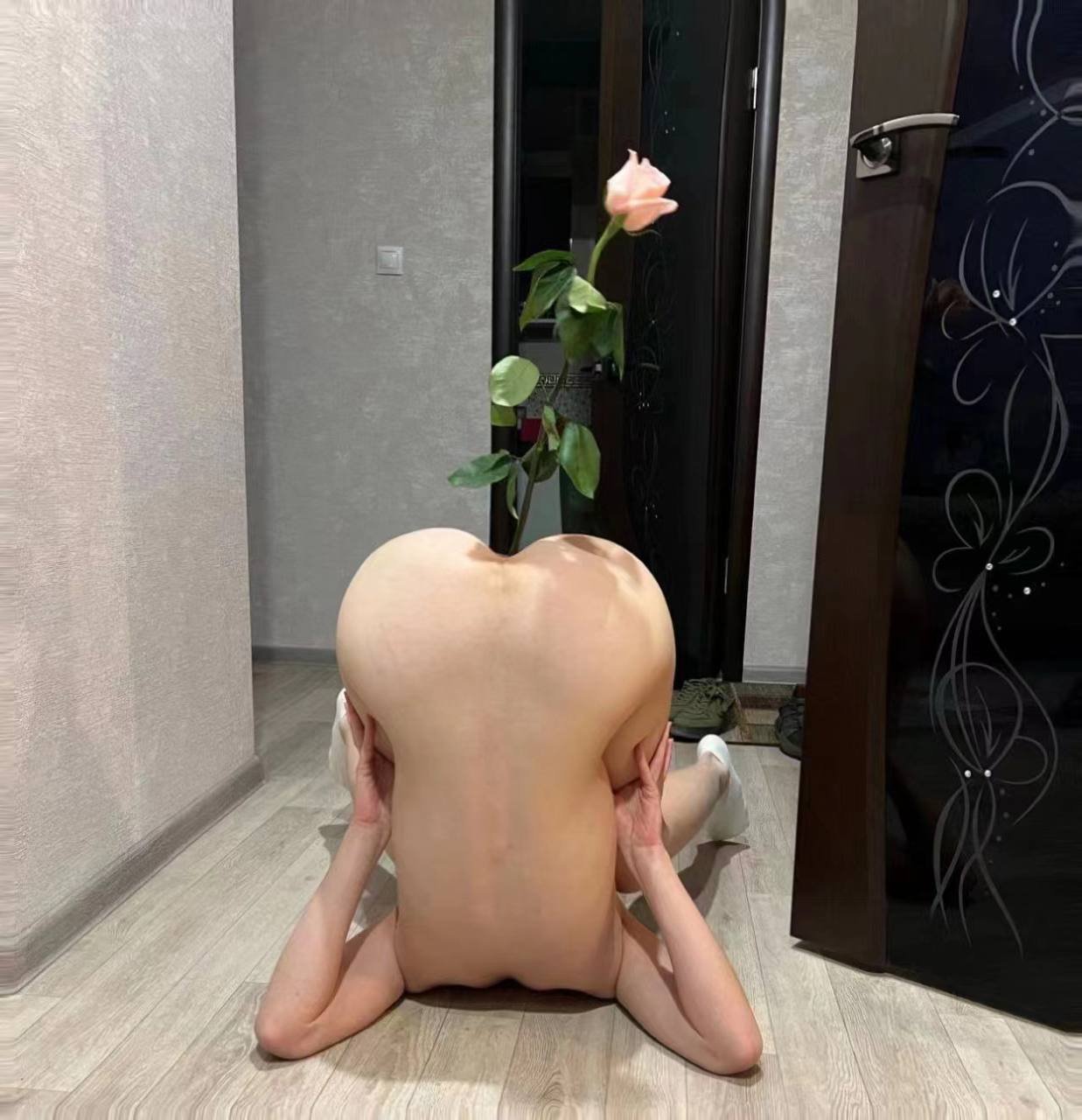 裸体的男人,他的屁股里有一朵玫瑰。