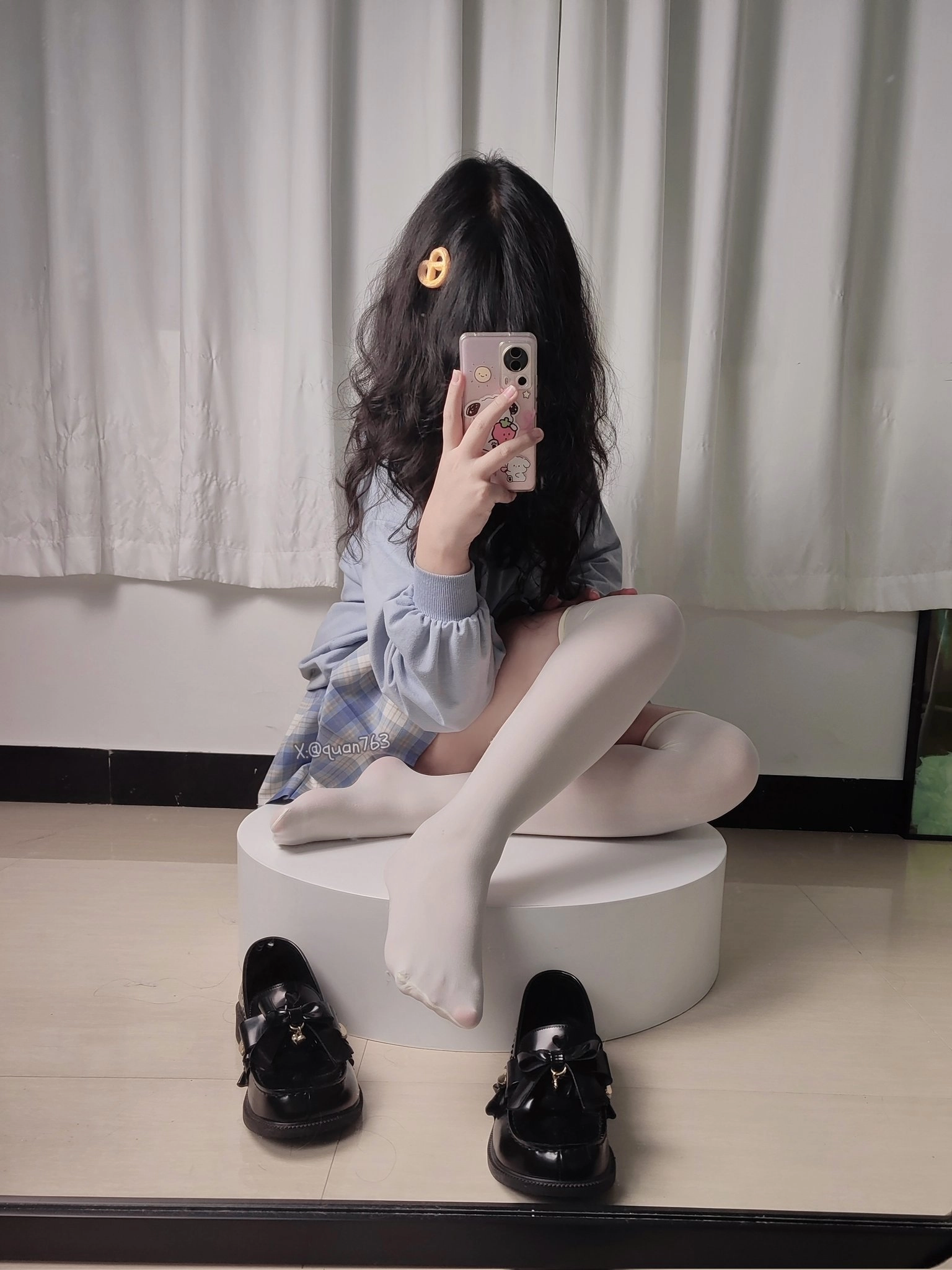 女人用手机拍自拍。