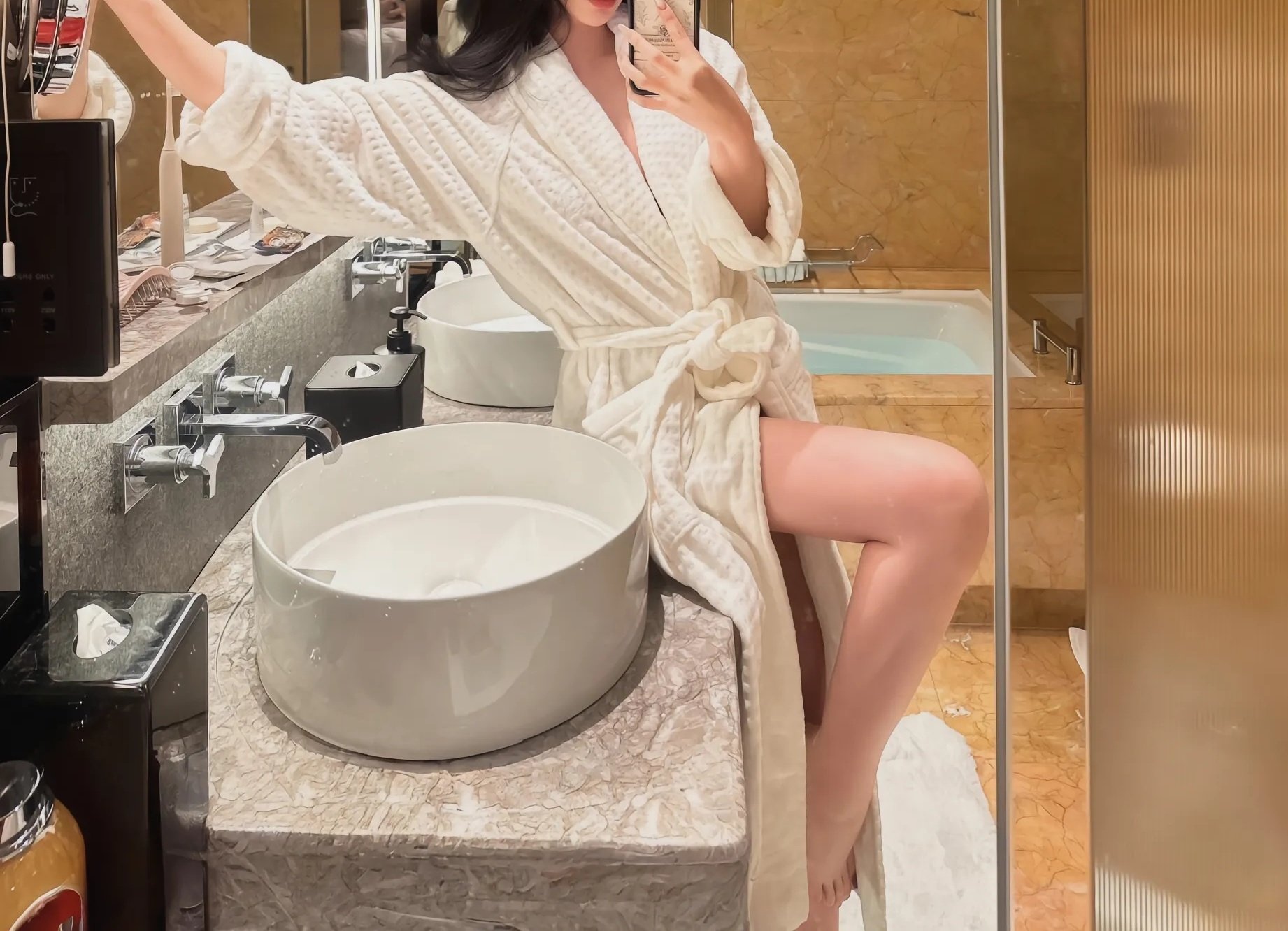 女人在浴室里拍个自拍。