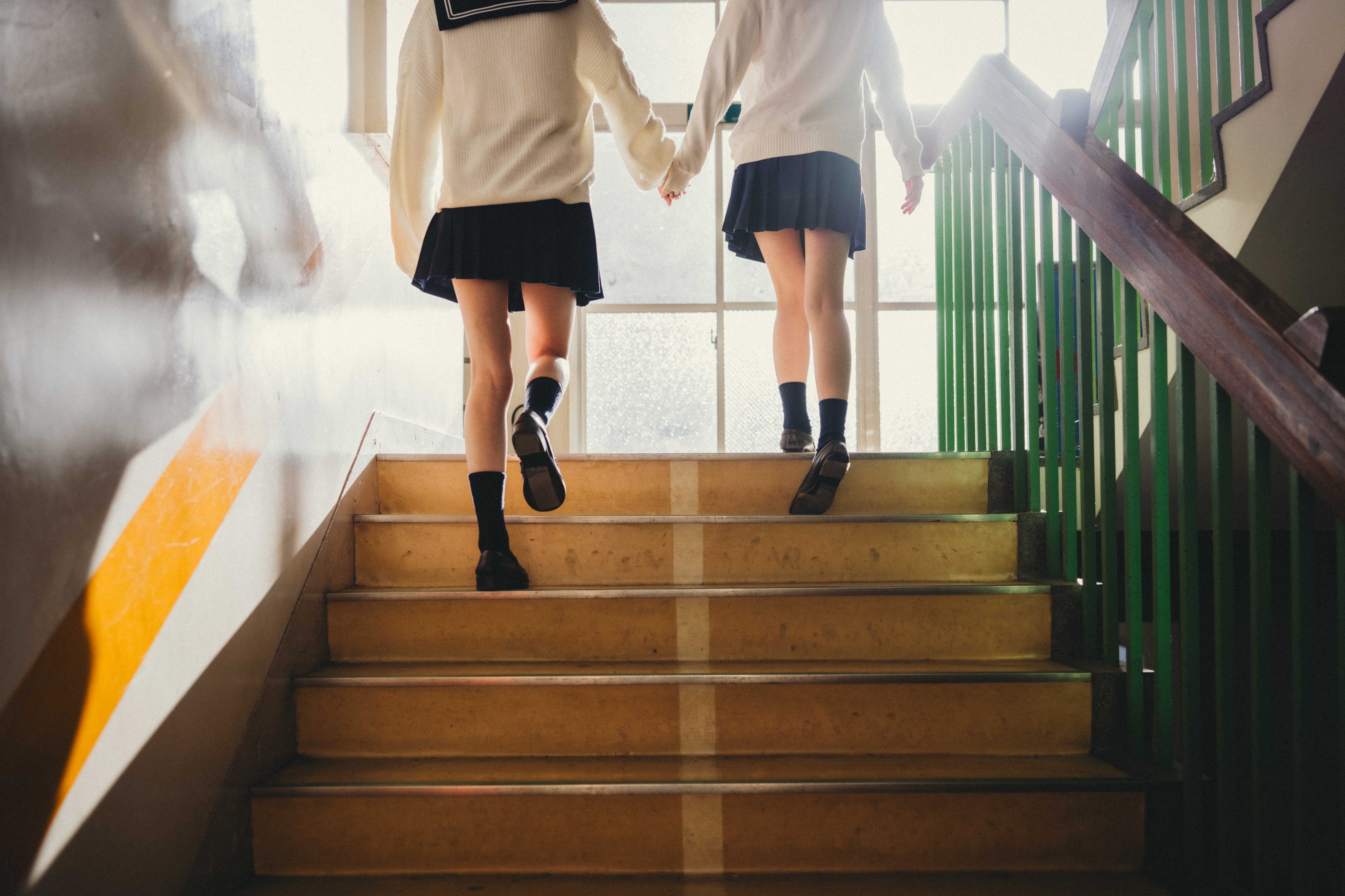 两个女孩在教室里接吻。