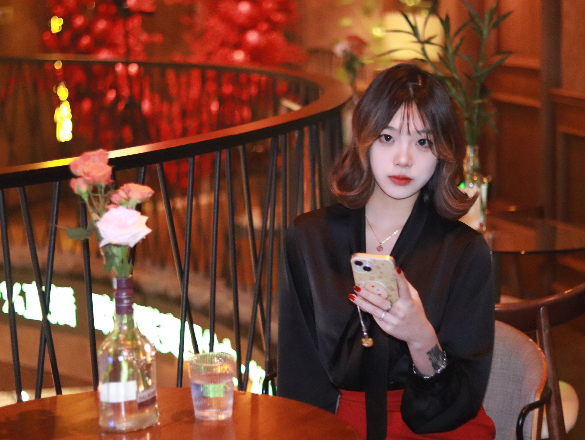 红头发和黑衬衫的女人抽了一支烟。