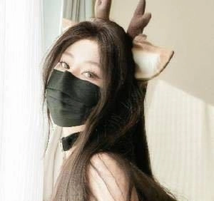 女人脸上戴着黑面具。