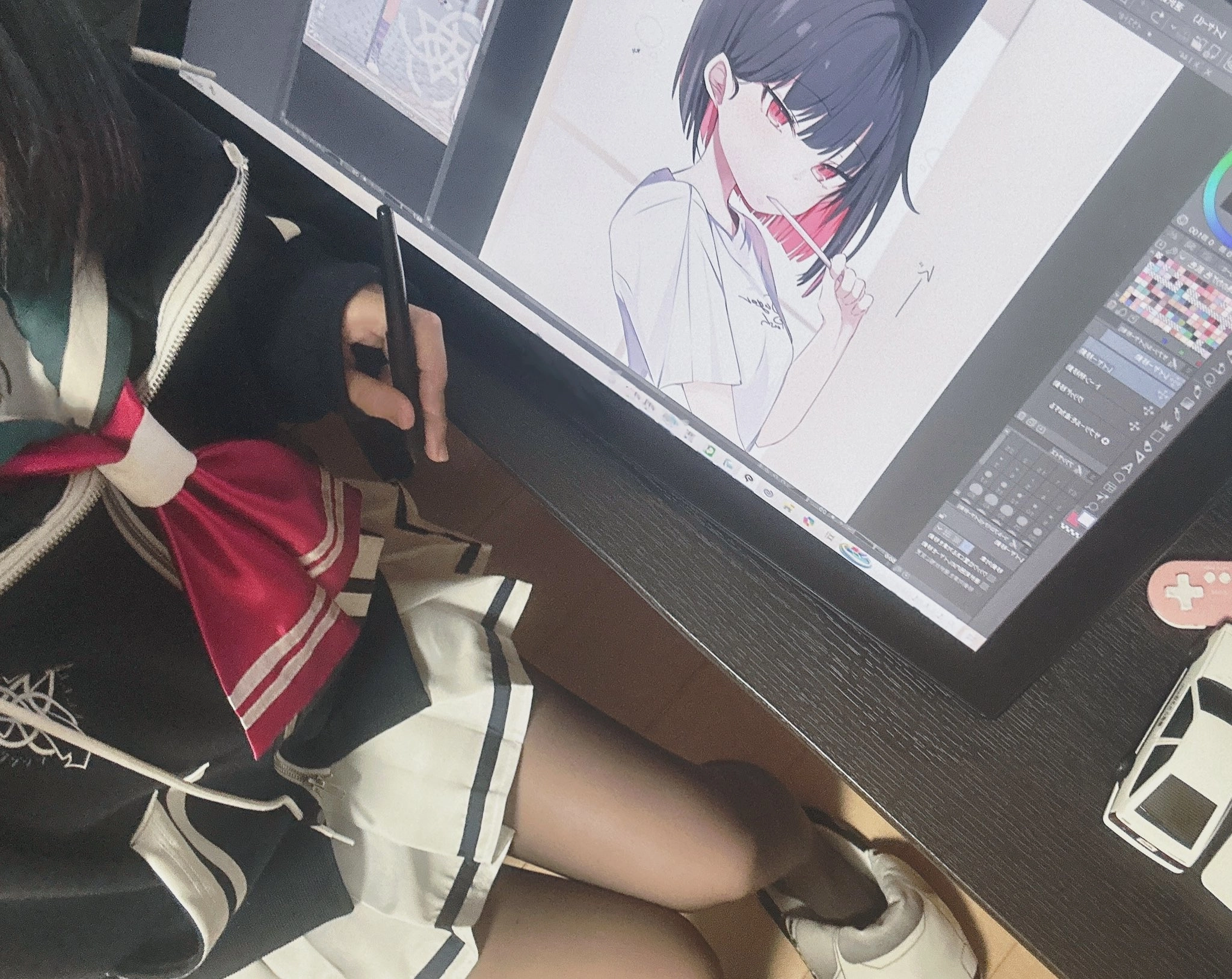 女孩在电脑上画一个女孩的照片。