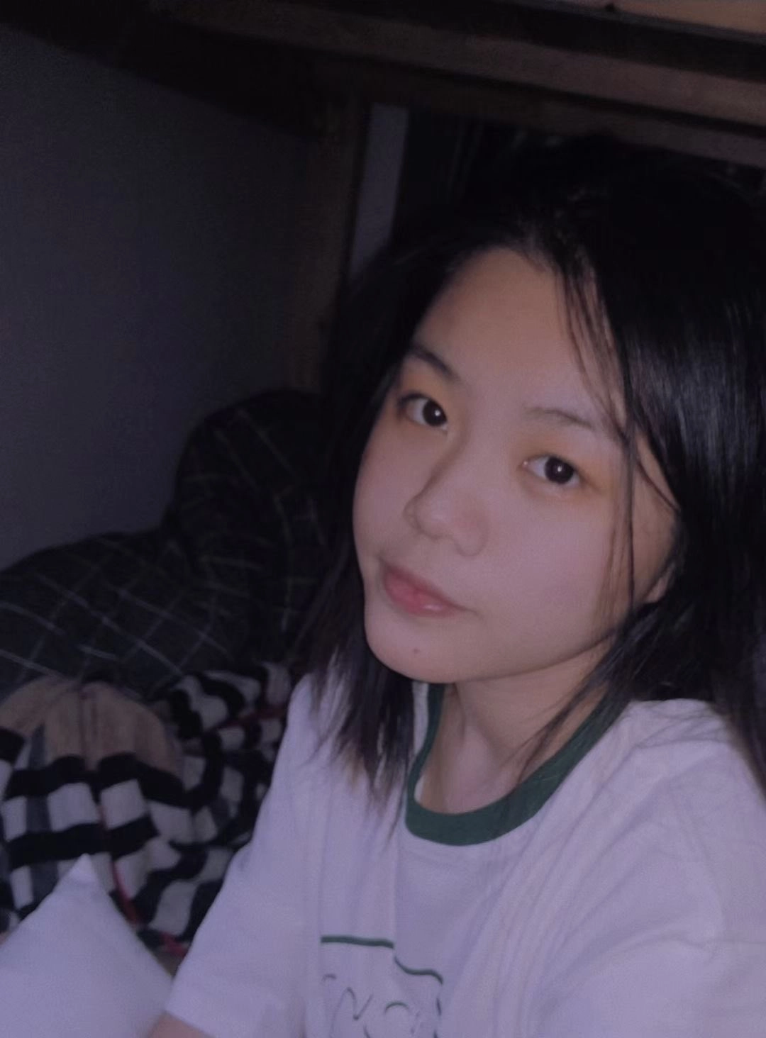 黑头发的女人和一件绿色的衬衫。