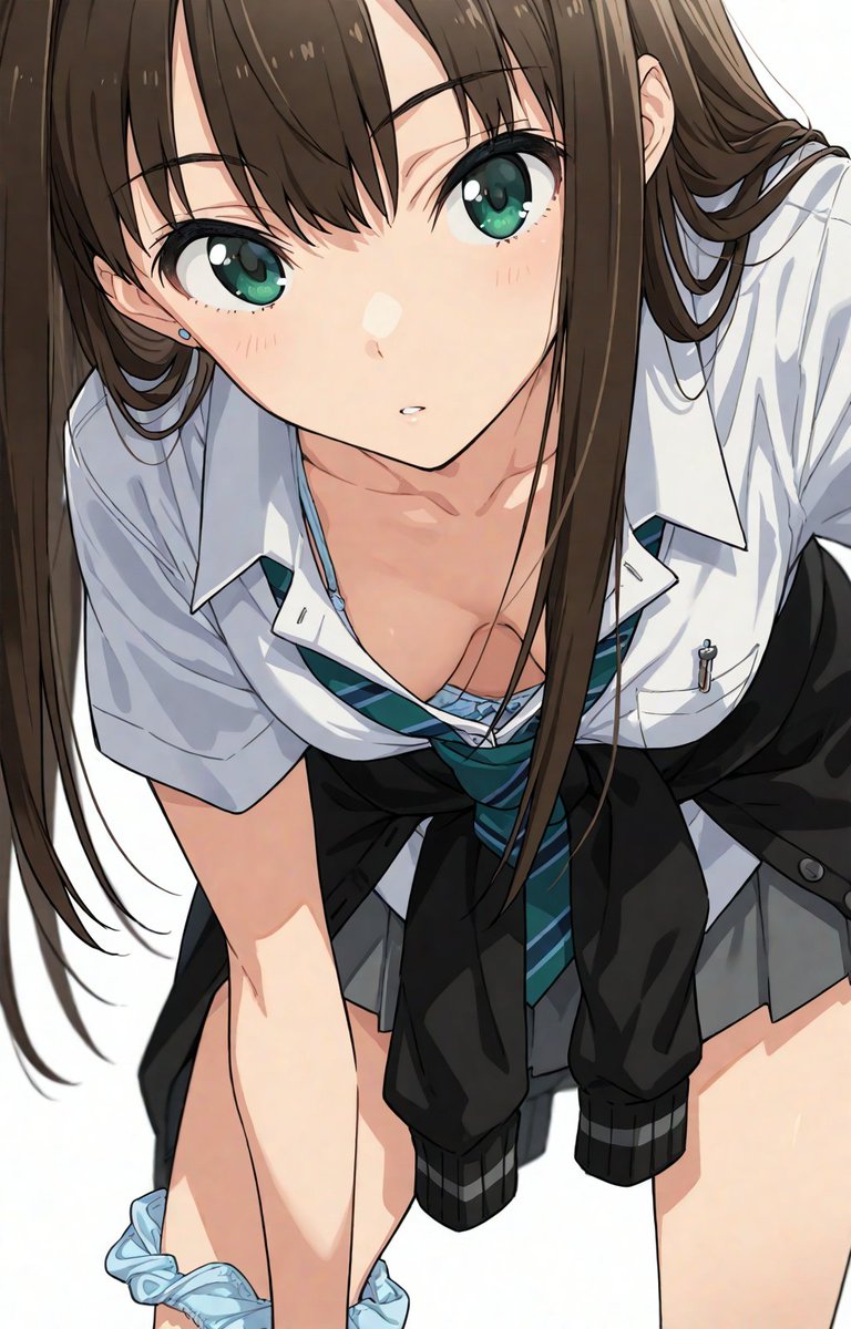 有绿色领带和黑色头发的女孩。