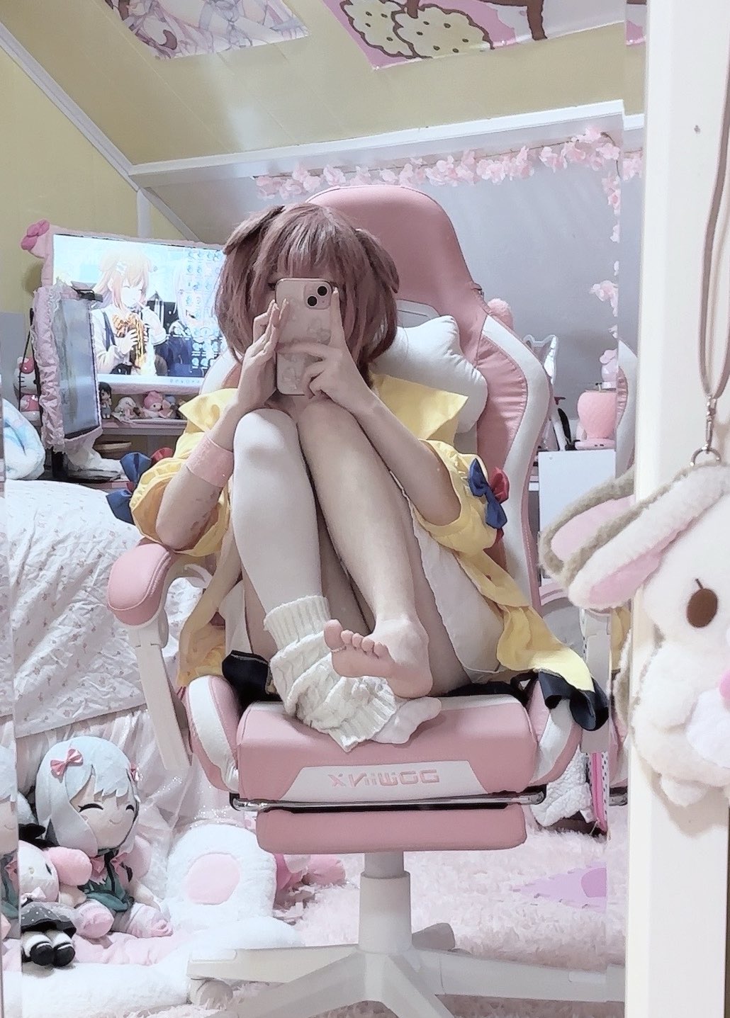 女孩在粉红色的椅子上拍自拍。