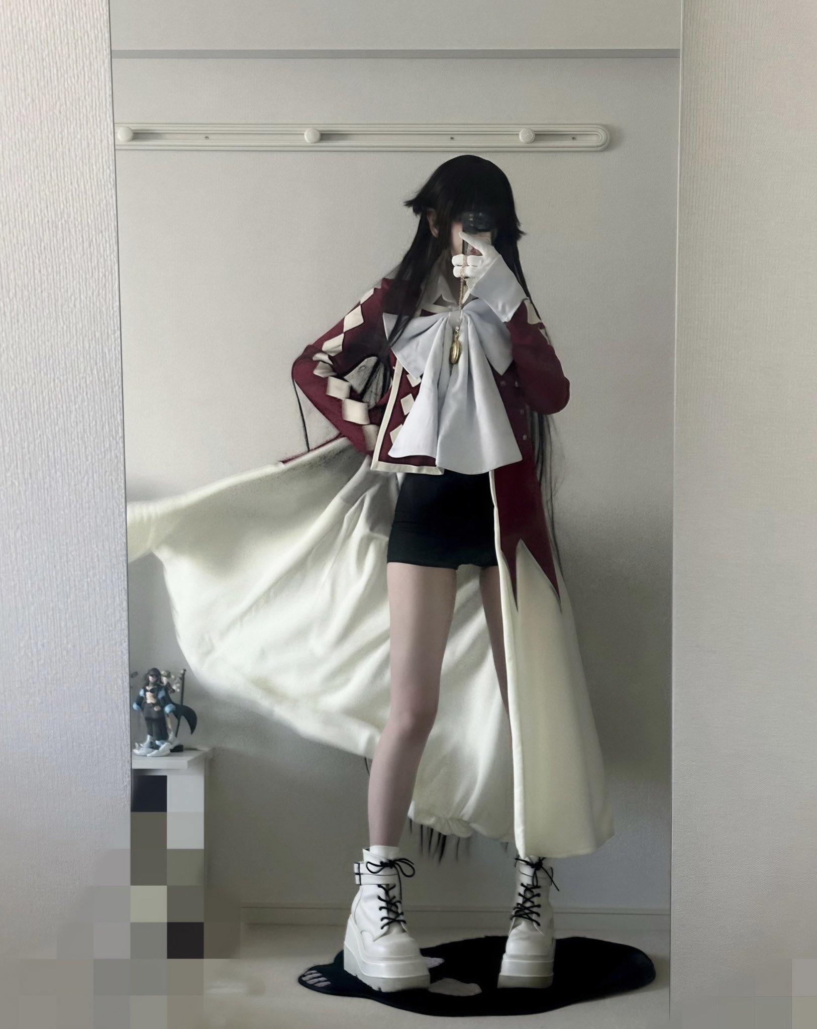 一位穿着白色外套和黑色短裤的女人拍了一张自拍。