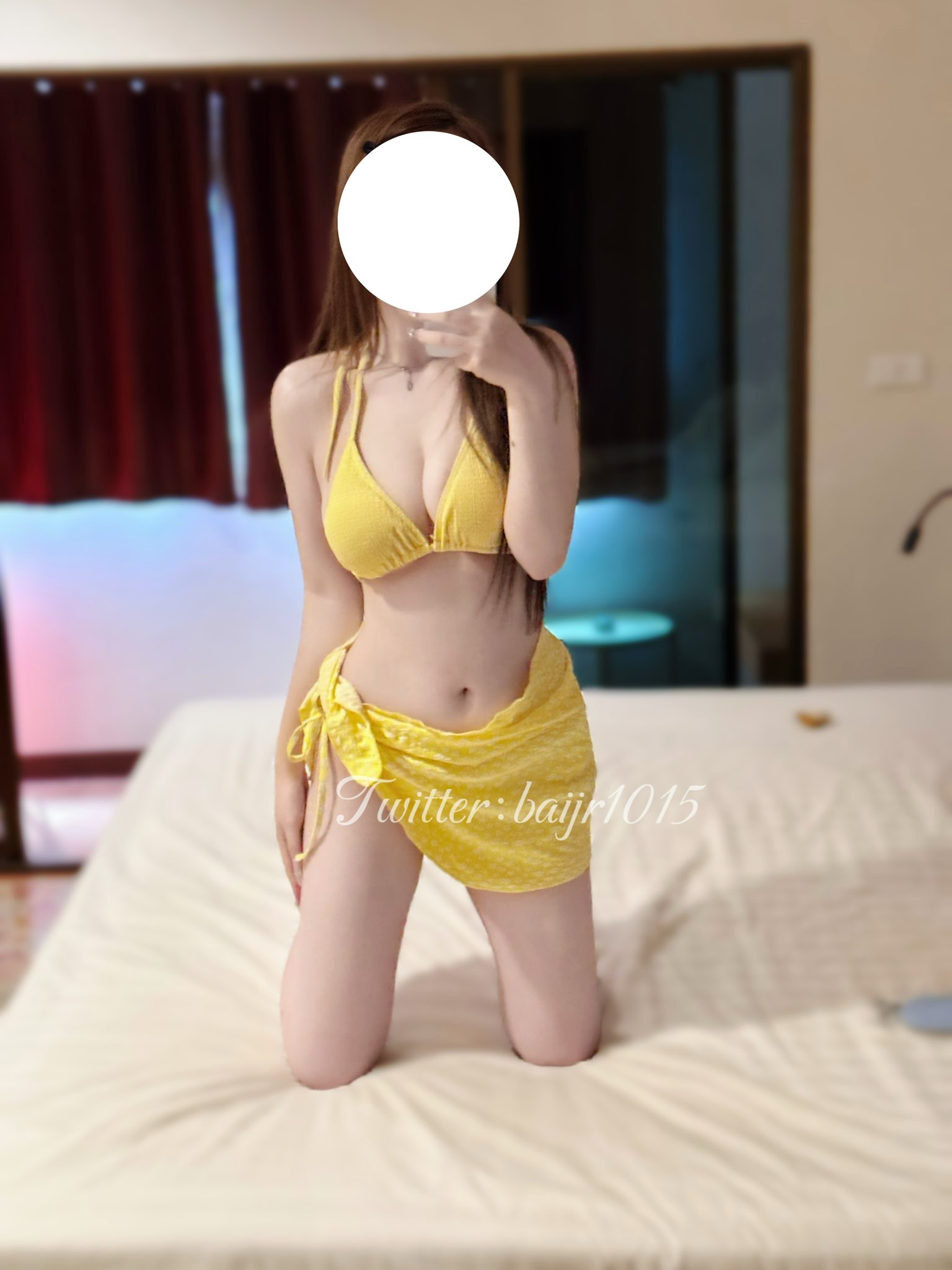 穿着黄色比基尼的女人拍了一张自拍。