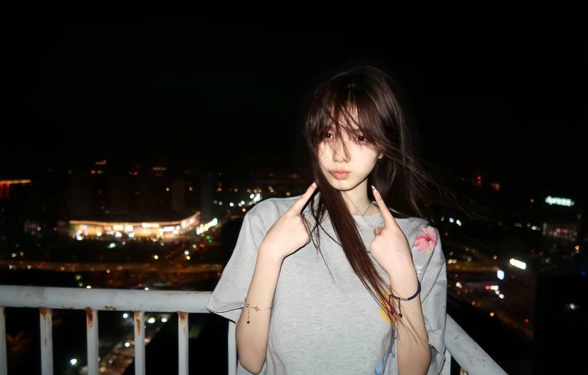 长头发和灰色衬衫的女人为一张照片。