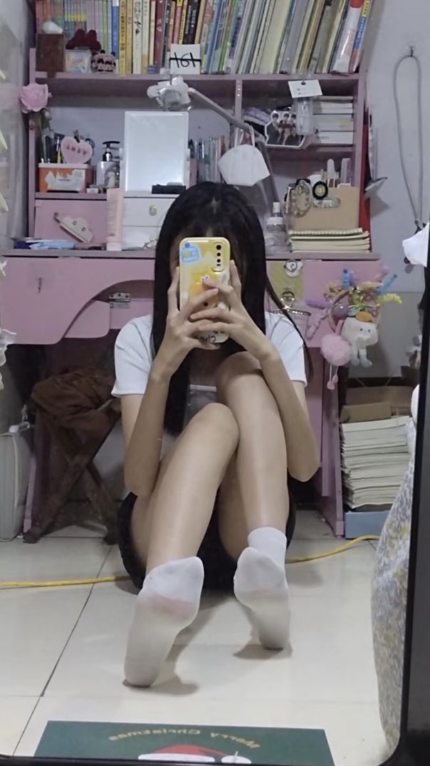 女人用手机拍自拍。