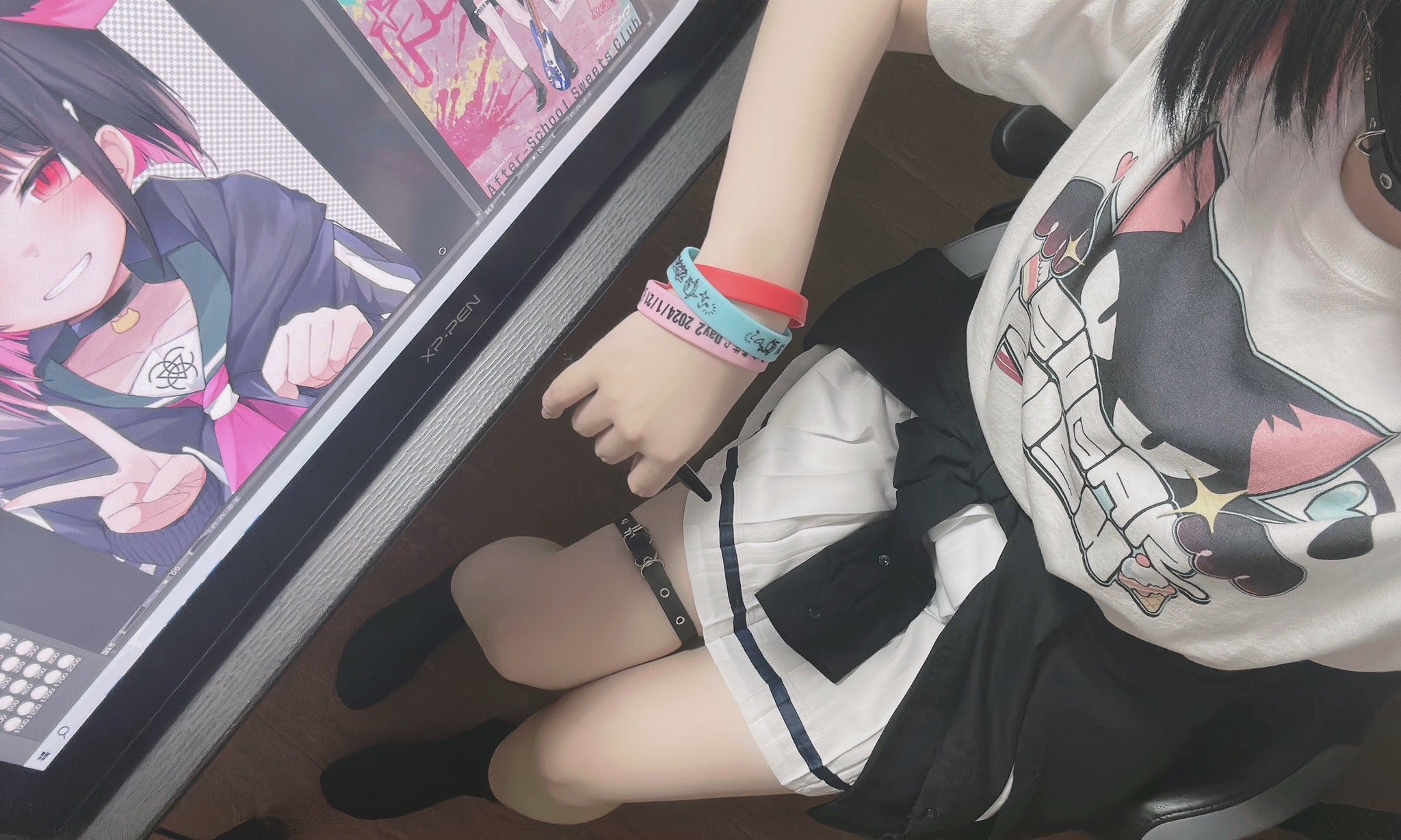 穿着白衬衫和黑色短裤的人坐在电脑前。