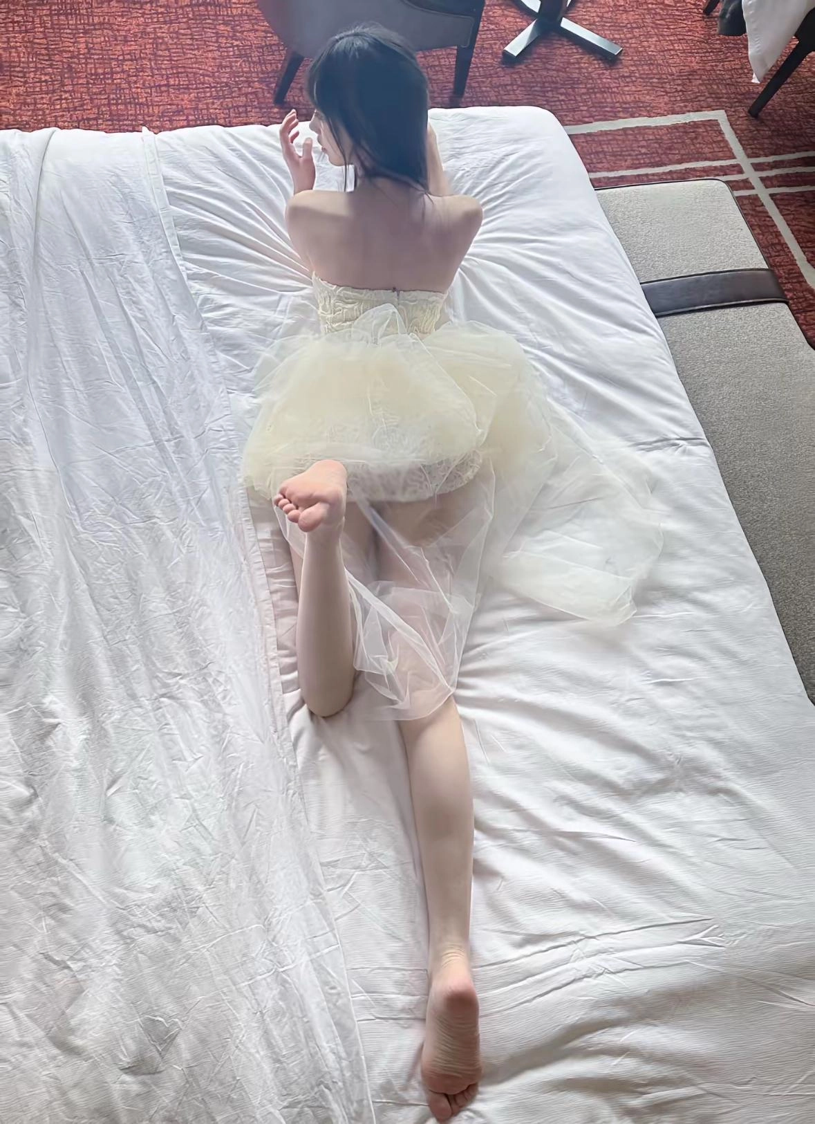 穿着衣服的女人躺在床上。