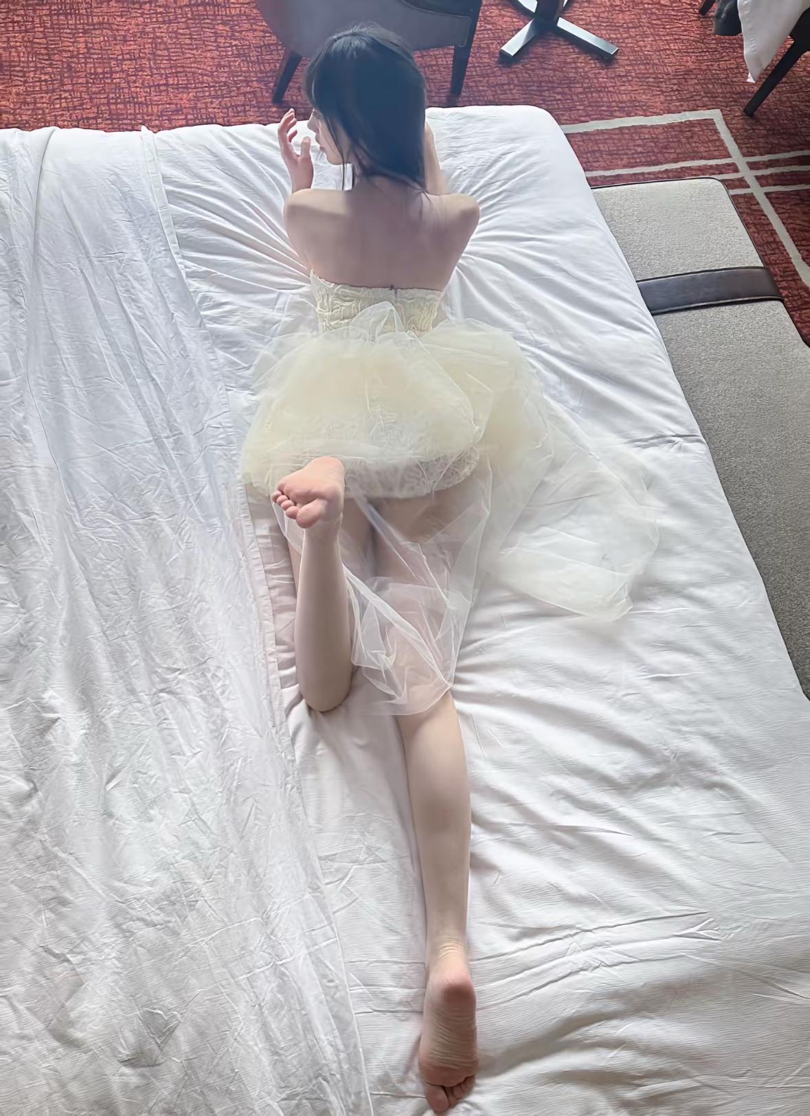 穿着衣服的女人躺在床上。