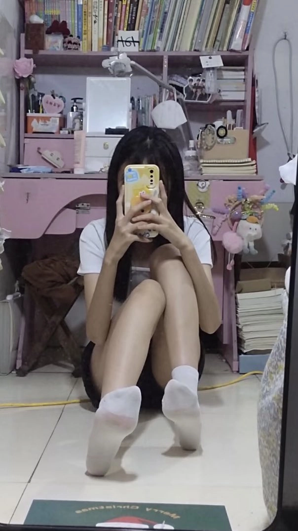 女人用手机拍自拍。