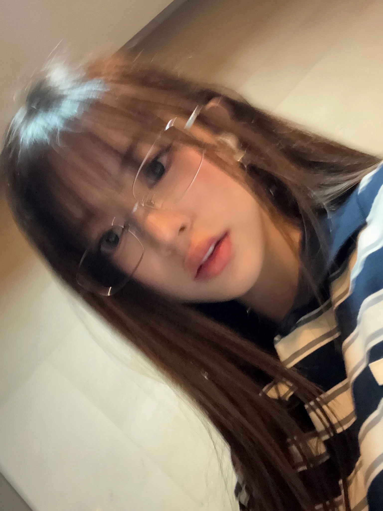 戴着眼镜和蓝色衬衫的女人。