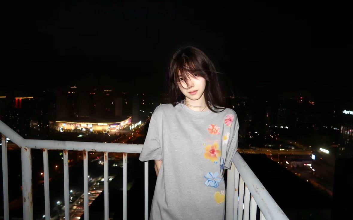 长头发和灰色衬衫的女人为一张照片。