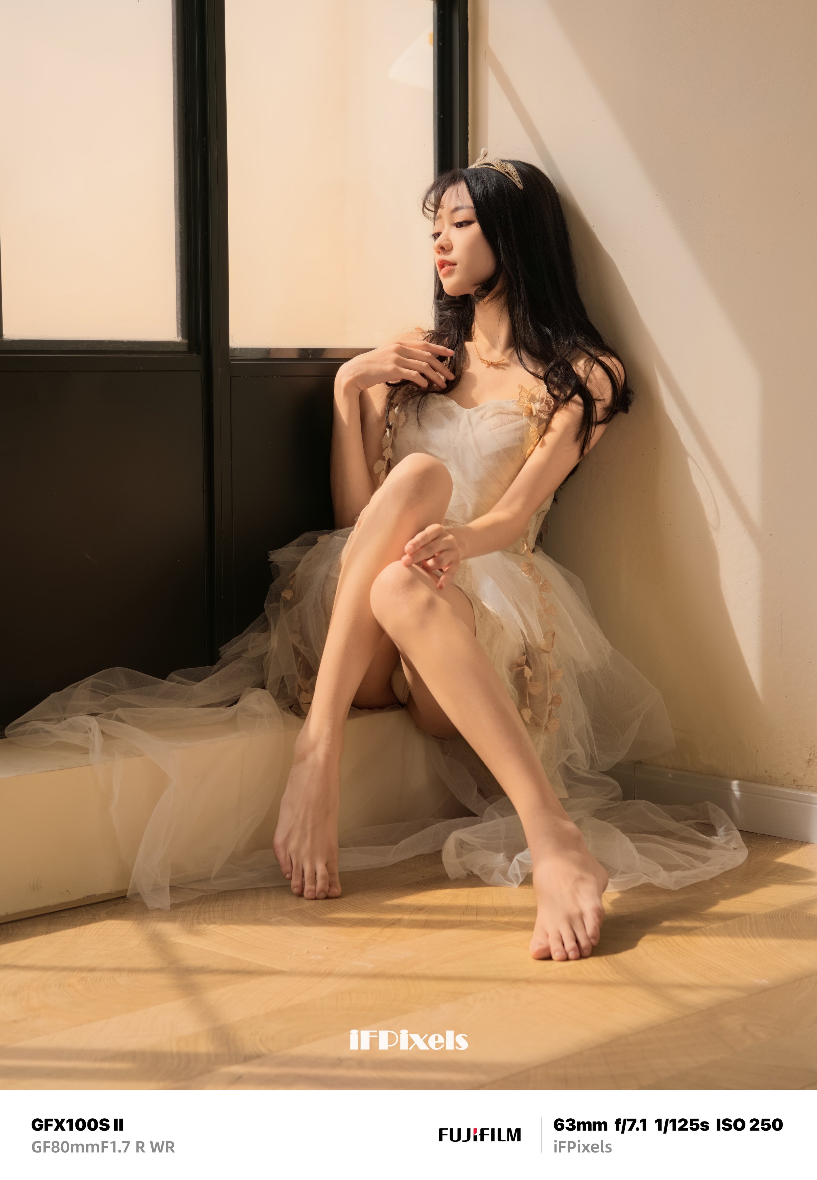 穿着白色衣服的女人坐在一个步骤。