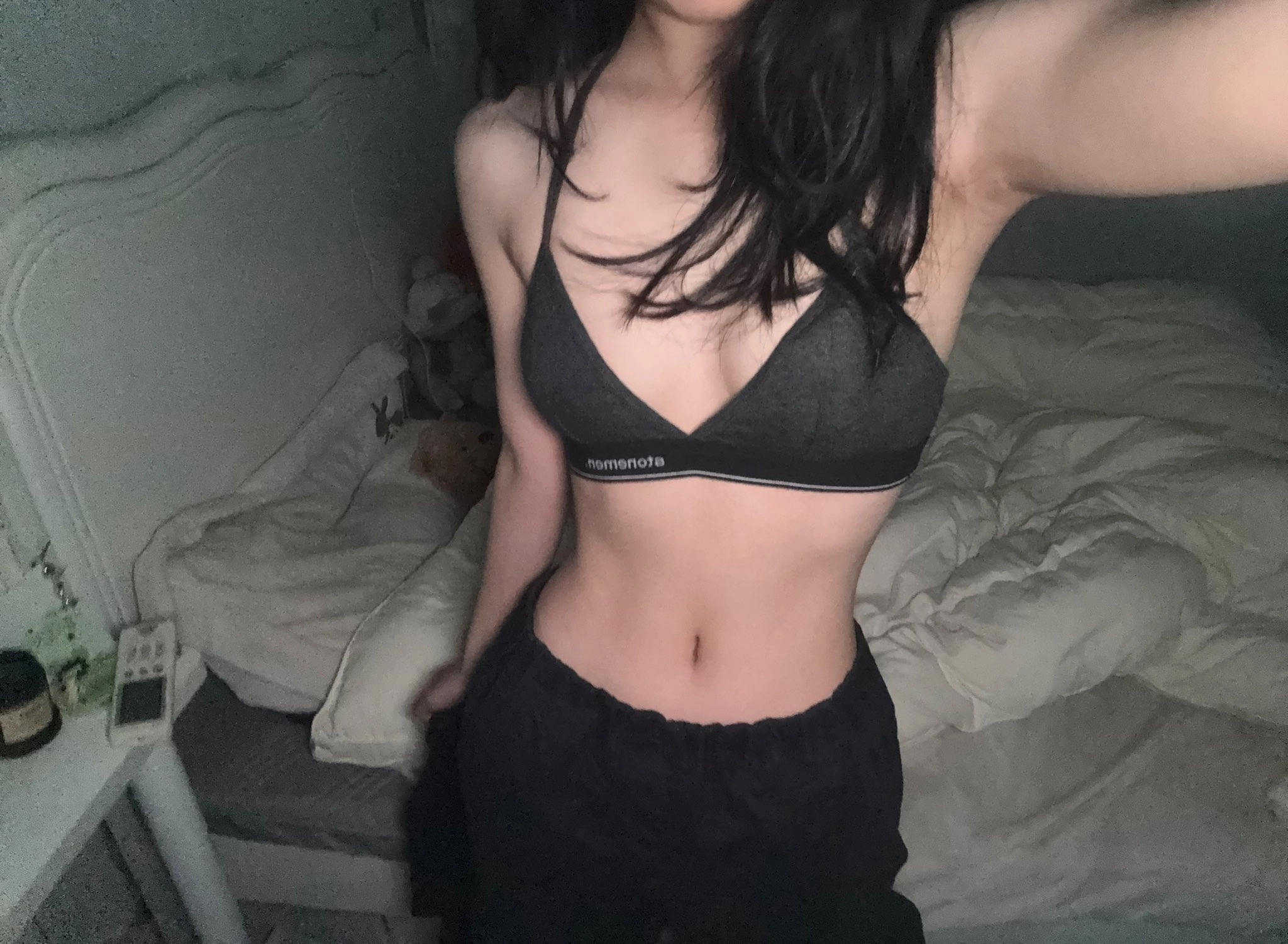 穿着灰色比基尼顶的女人拍了一张自拍。