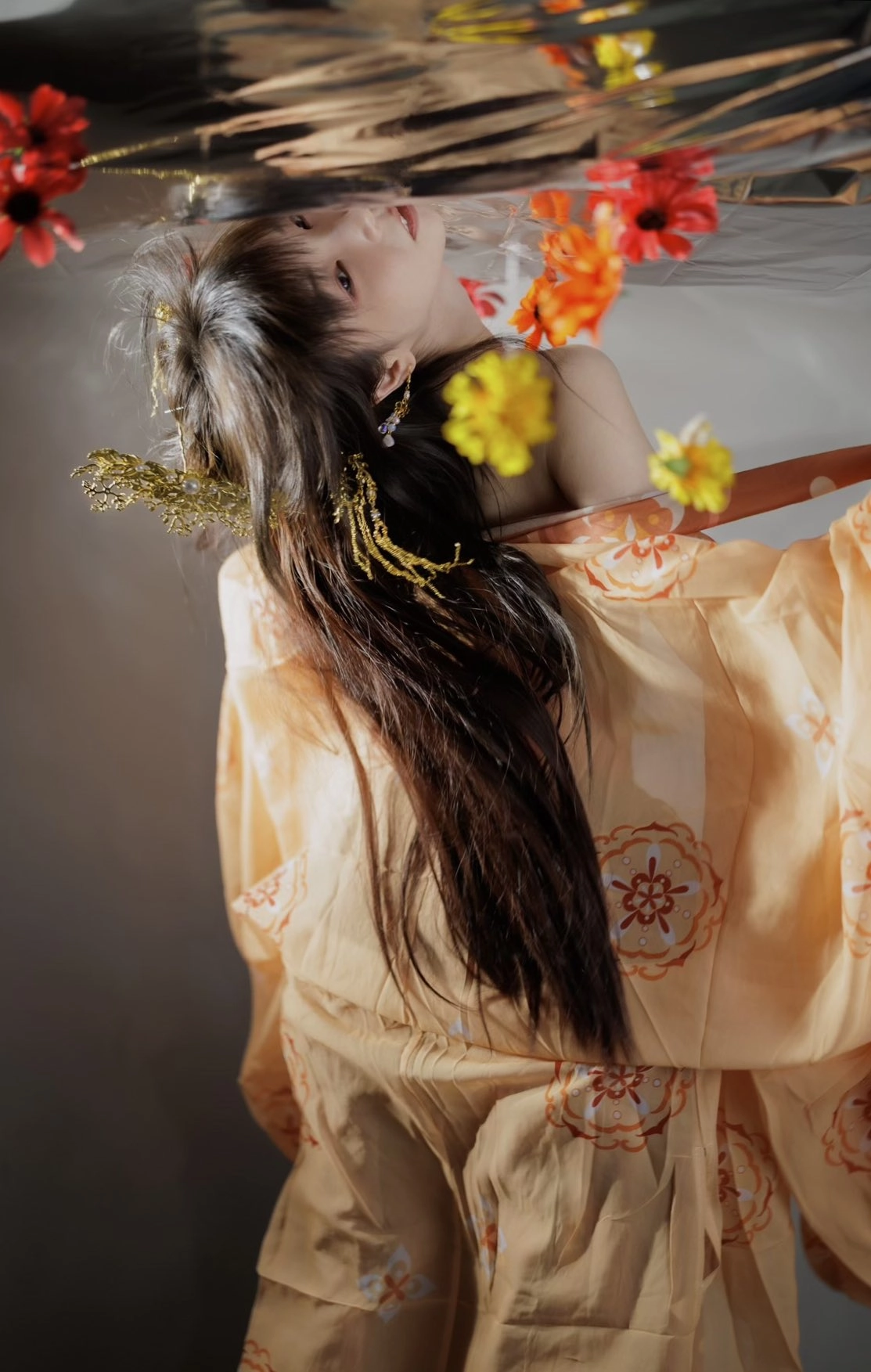 长发的女人,一个黄色的裙子。