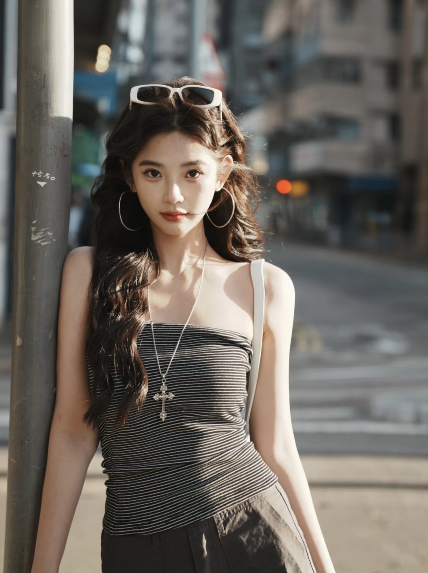 长头发和白衬衫的女人舔她的手指。