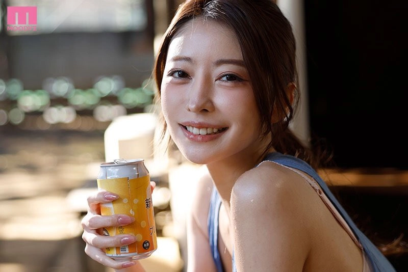 女人微笑,拿着一瓶啤酒。