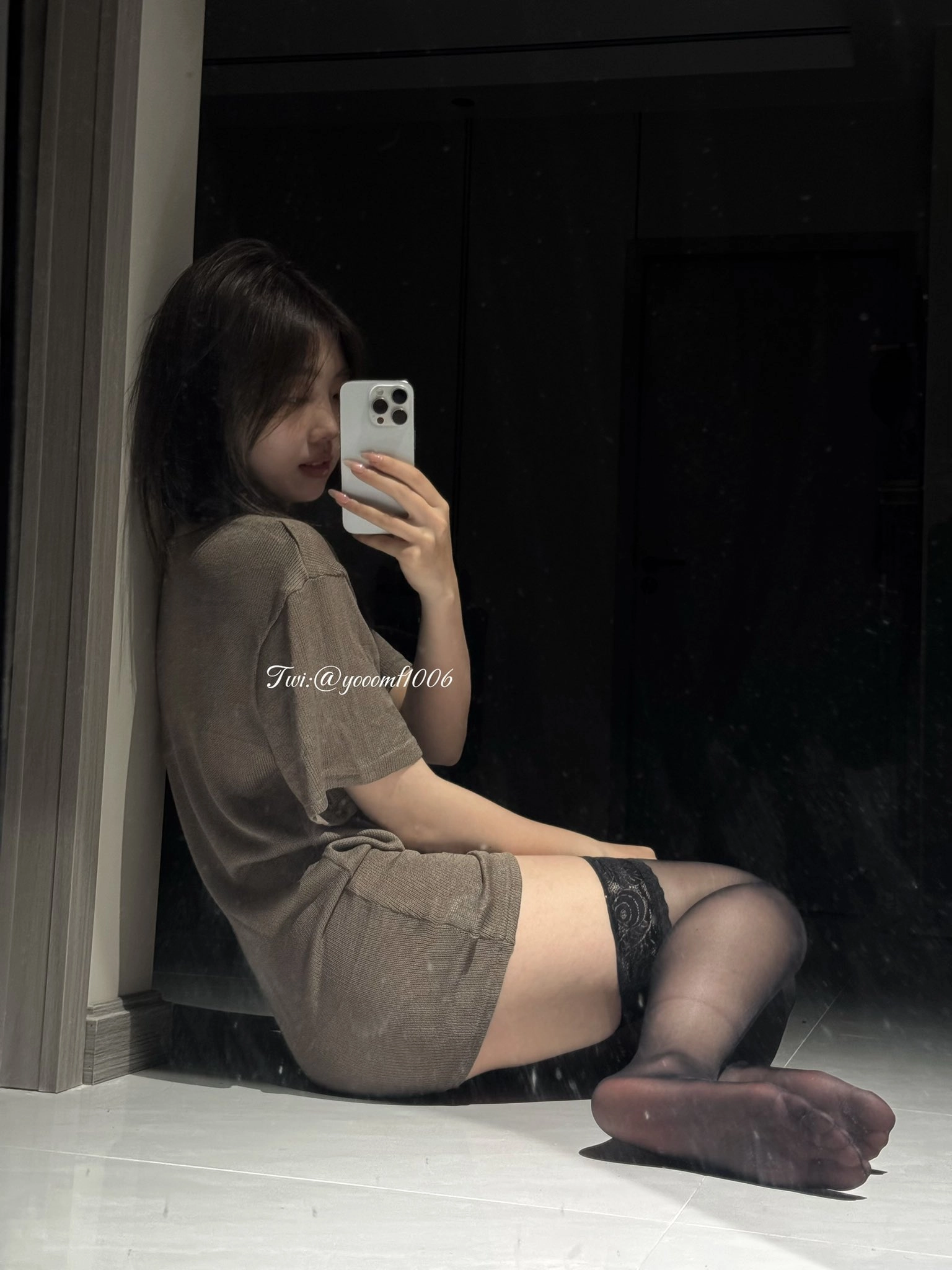 女人在镜子里拍自拍。