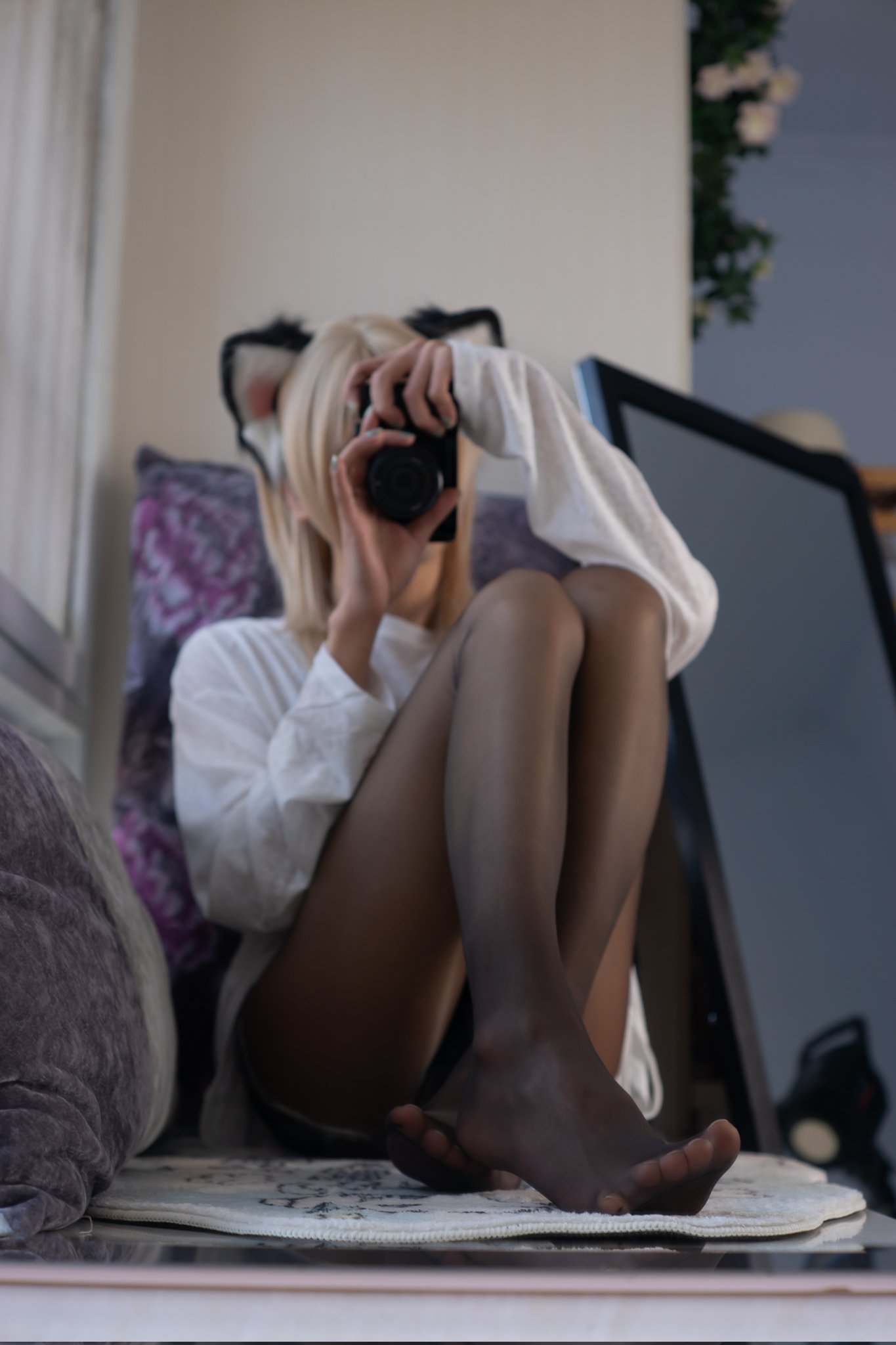 女人用相机拍照自己。