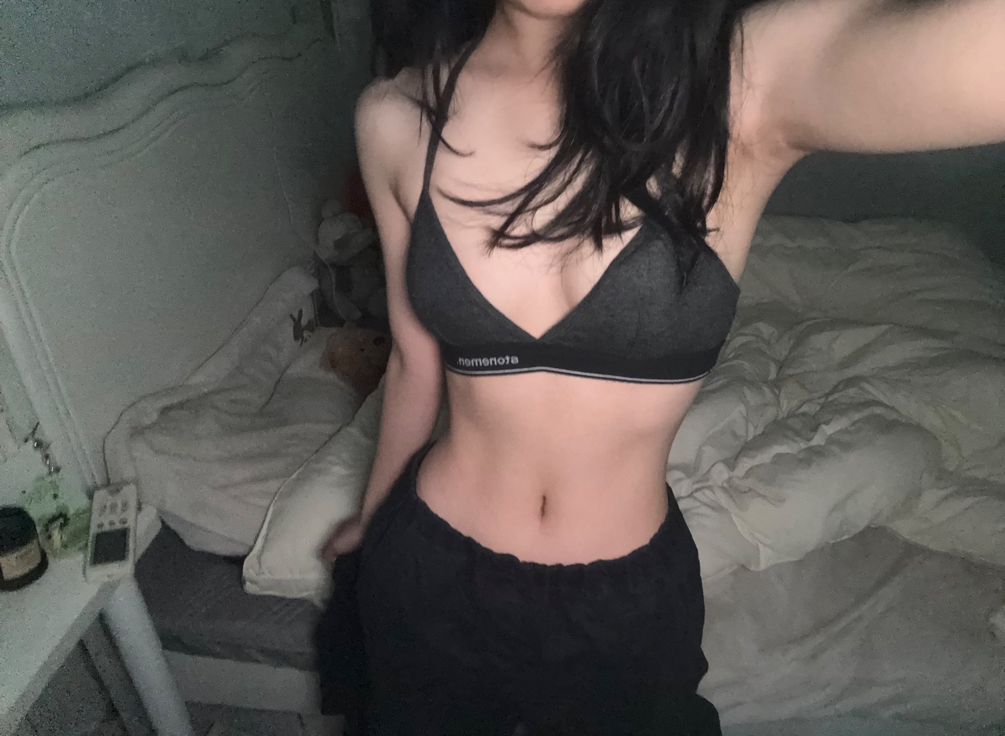 穿着灰色比基尼顶的女人拍了一张自拍。