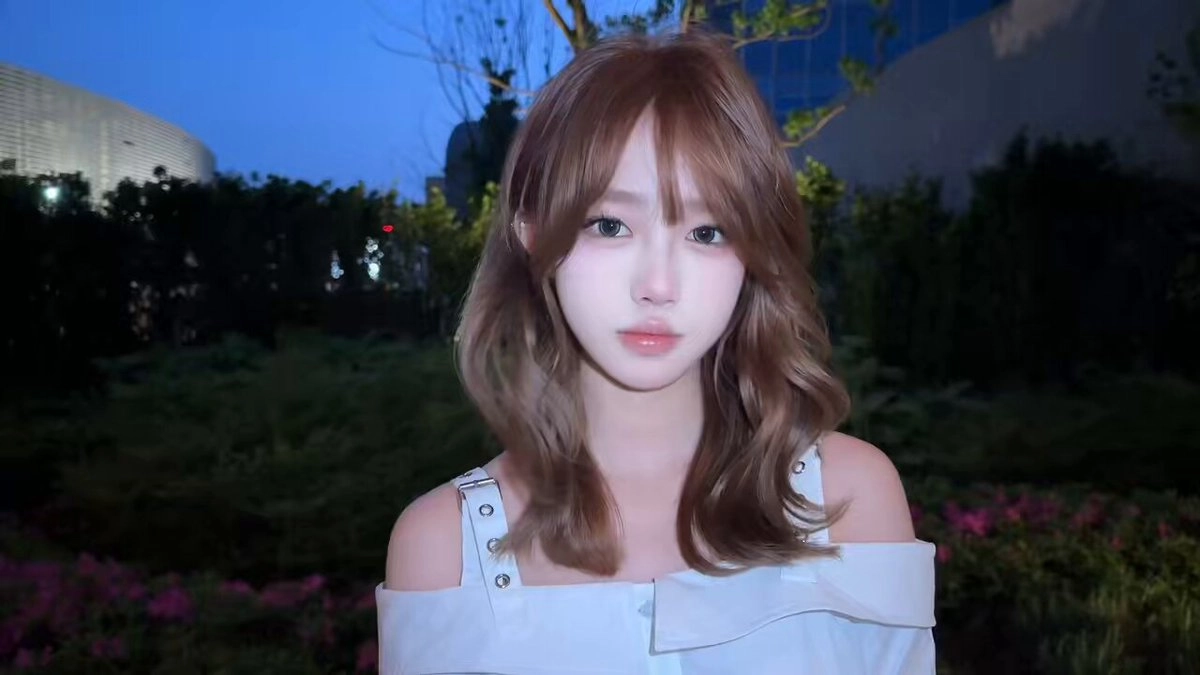 长头发的女人,一件白色的衬衫。