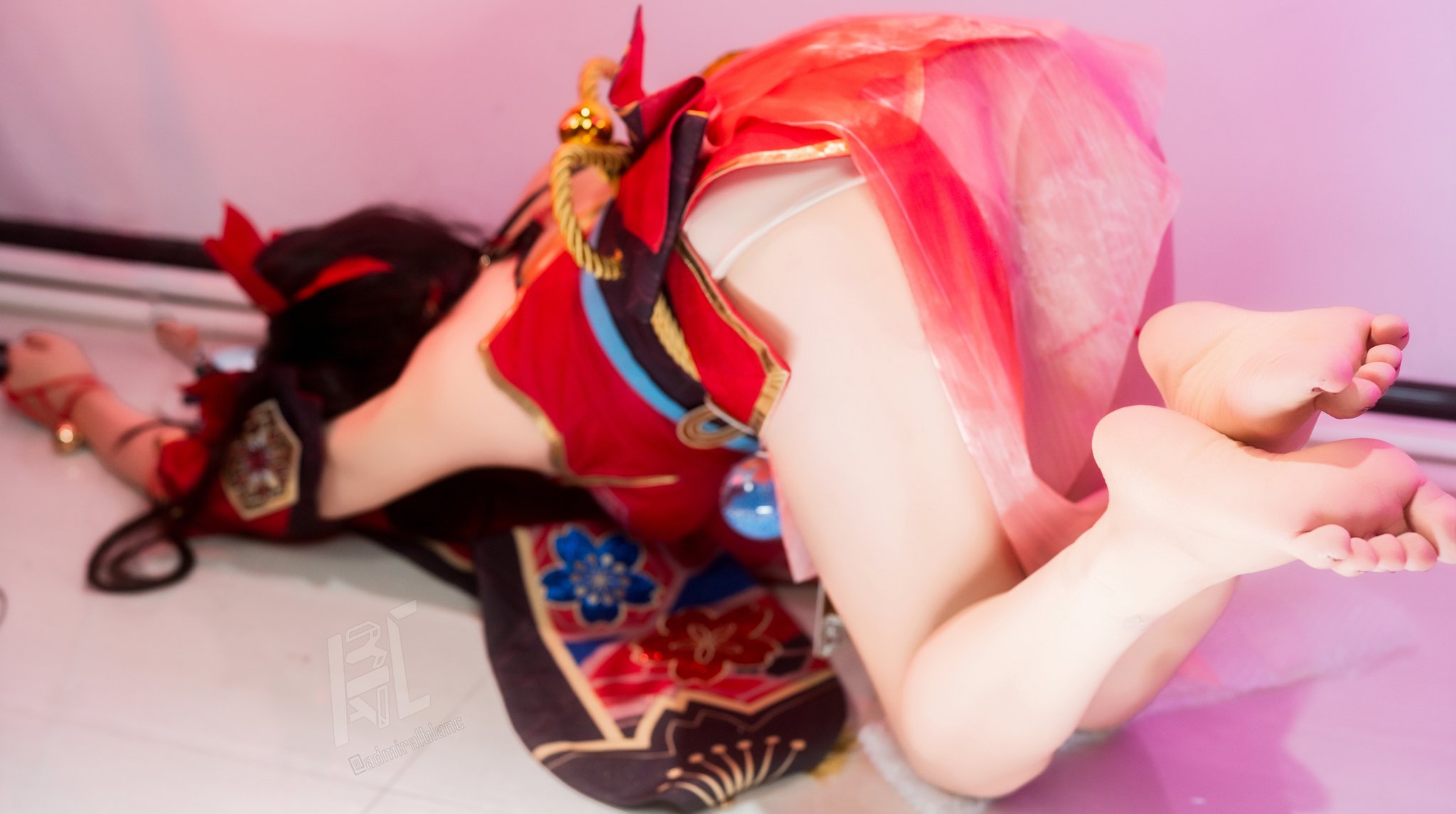 穿红色衣服的女人躺在地板上。