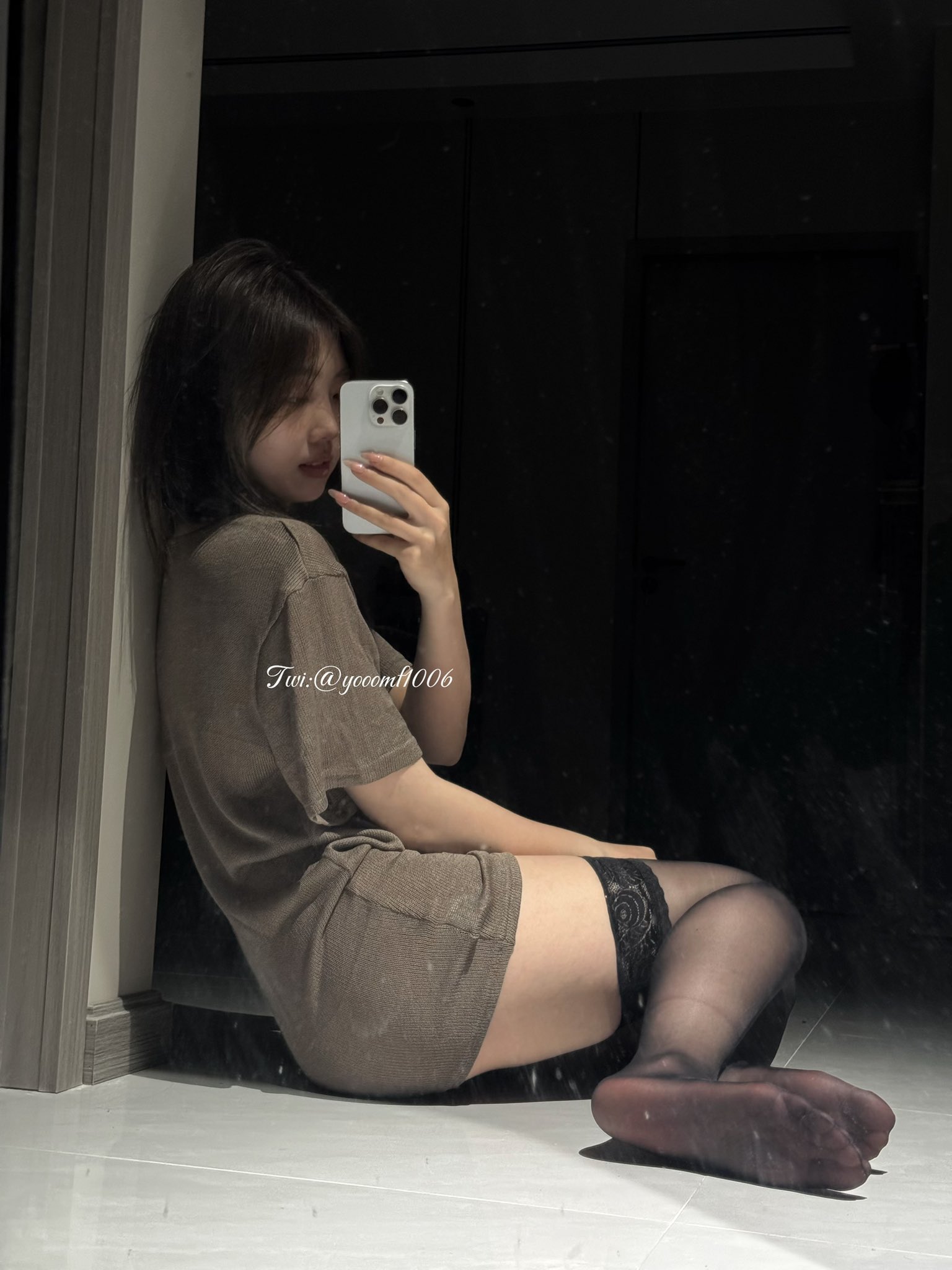 女人在镜子里拍自拍。