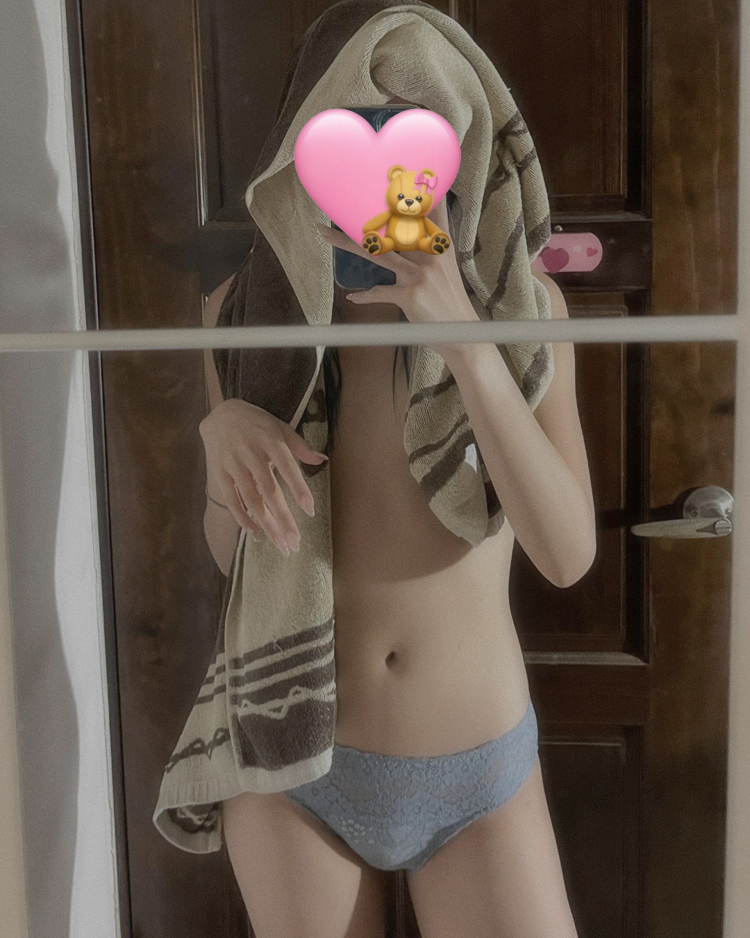 女人用心脏形状的毛巾拍自拍。