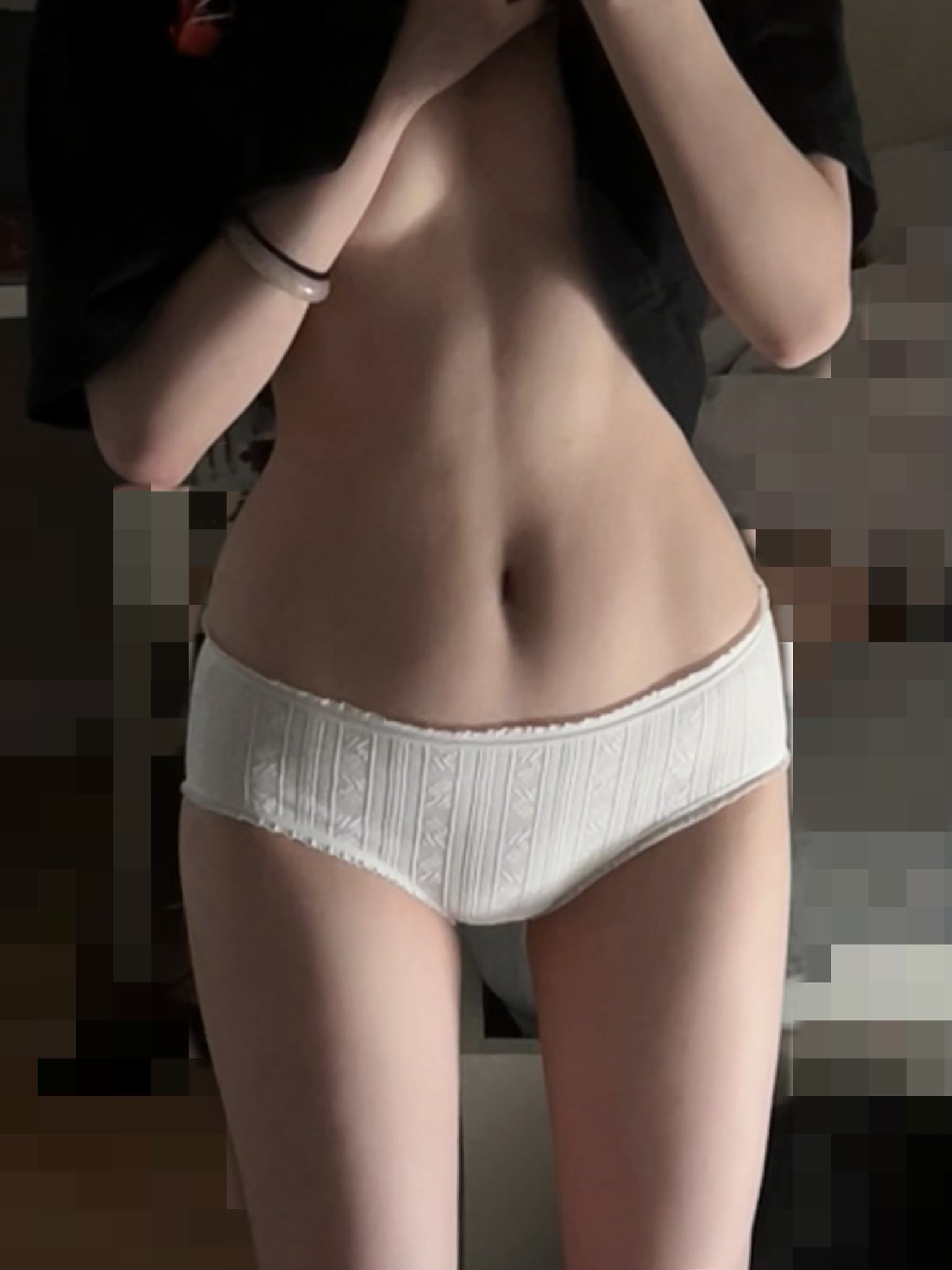 穿着黑色衬衫和白色内衣的女人。