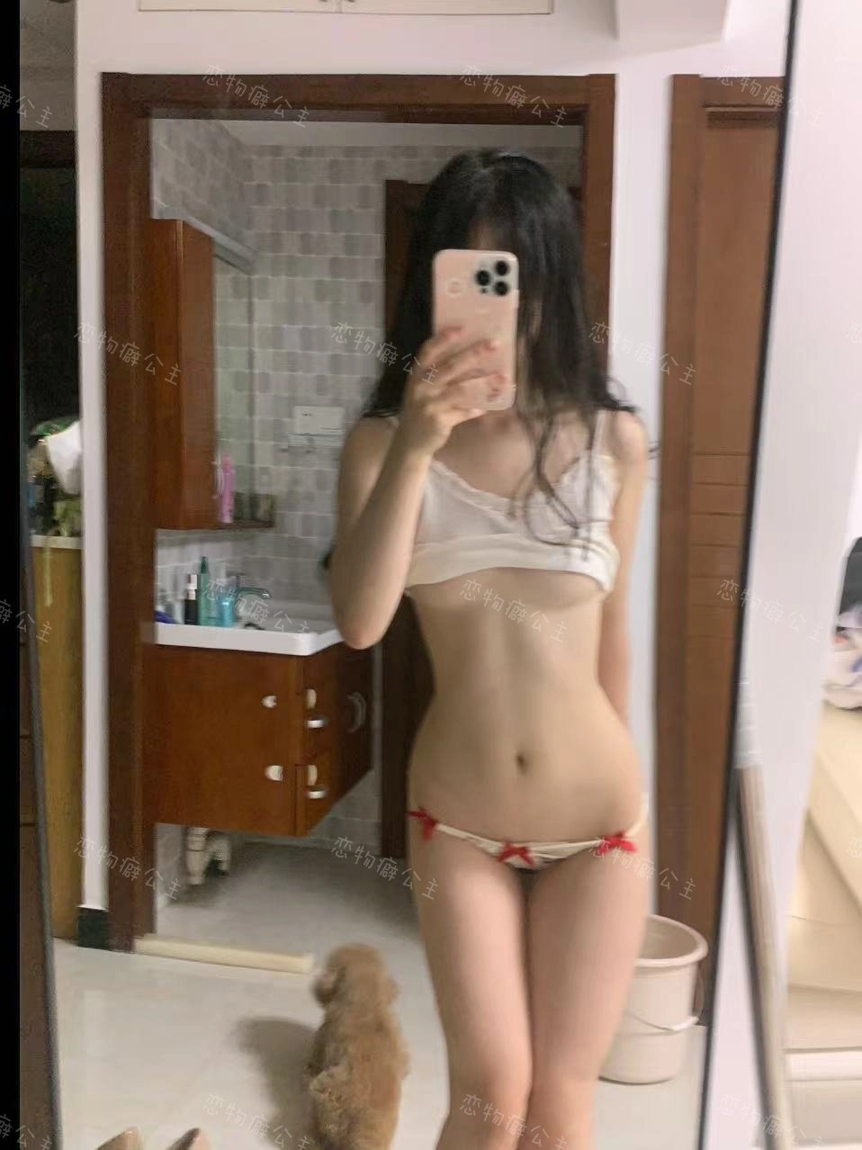 女人在浴室里拍个自拍。